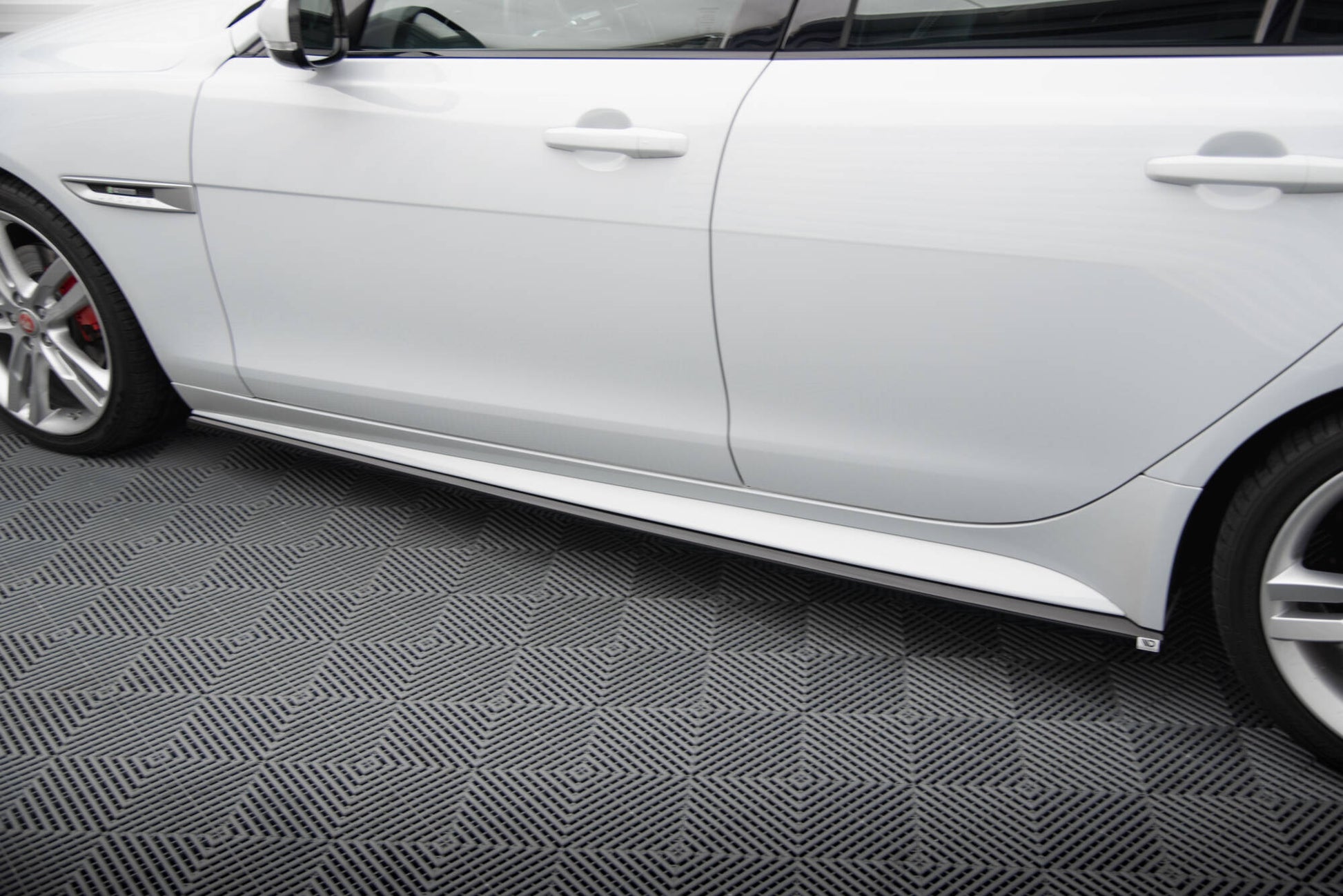 Maxton Seitenschweller Ansatz für Jaguar XE R-Sport X760 schwarz Hochglanz