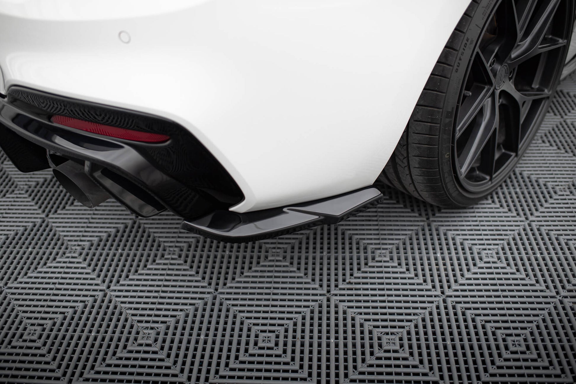 Maxton Heck Ansatz Flaps Diffusor V.5 für BMW 1er M-Paket / M140i F20 Facelift  schwarz Hochglanz