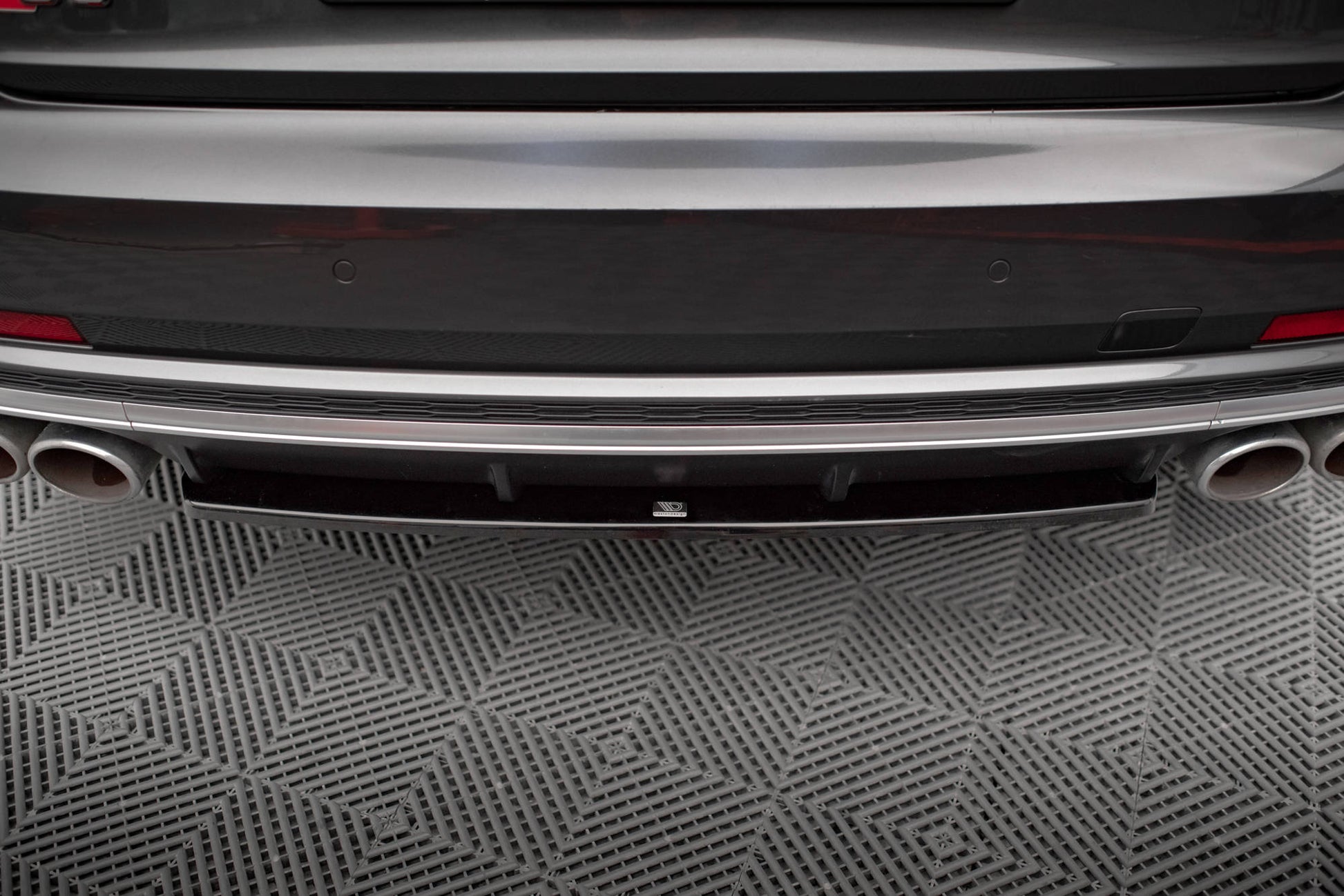 Maxton Mittlerer Diffusor Heck Ansatz für Audi S8 D5 schwarz Hochglanz