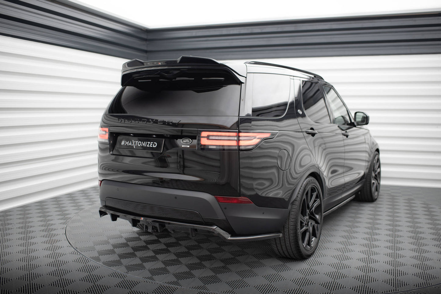 Maxton Mittlerer Diffusor Heck Ansatz DTM Look für Land Rover Discovery HSE Mk5 schwarz Hochglanz