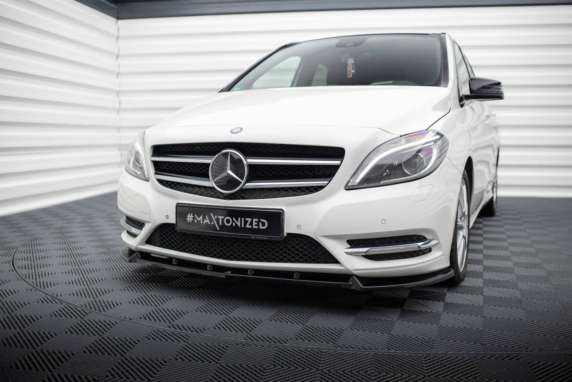 Maxton Front Ansatz für Mercedes-Benz B W246 schwarz Hochglanz