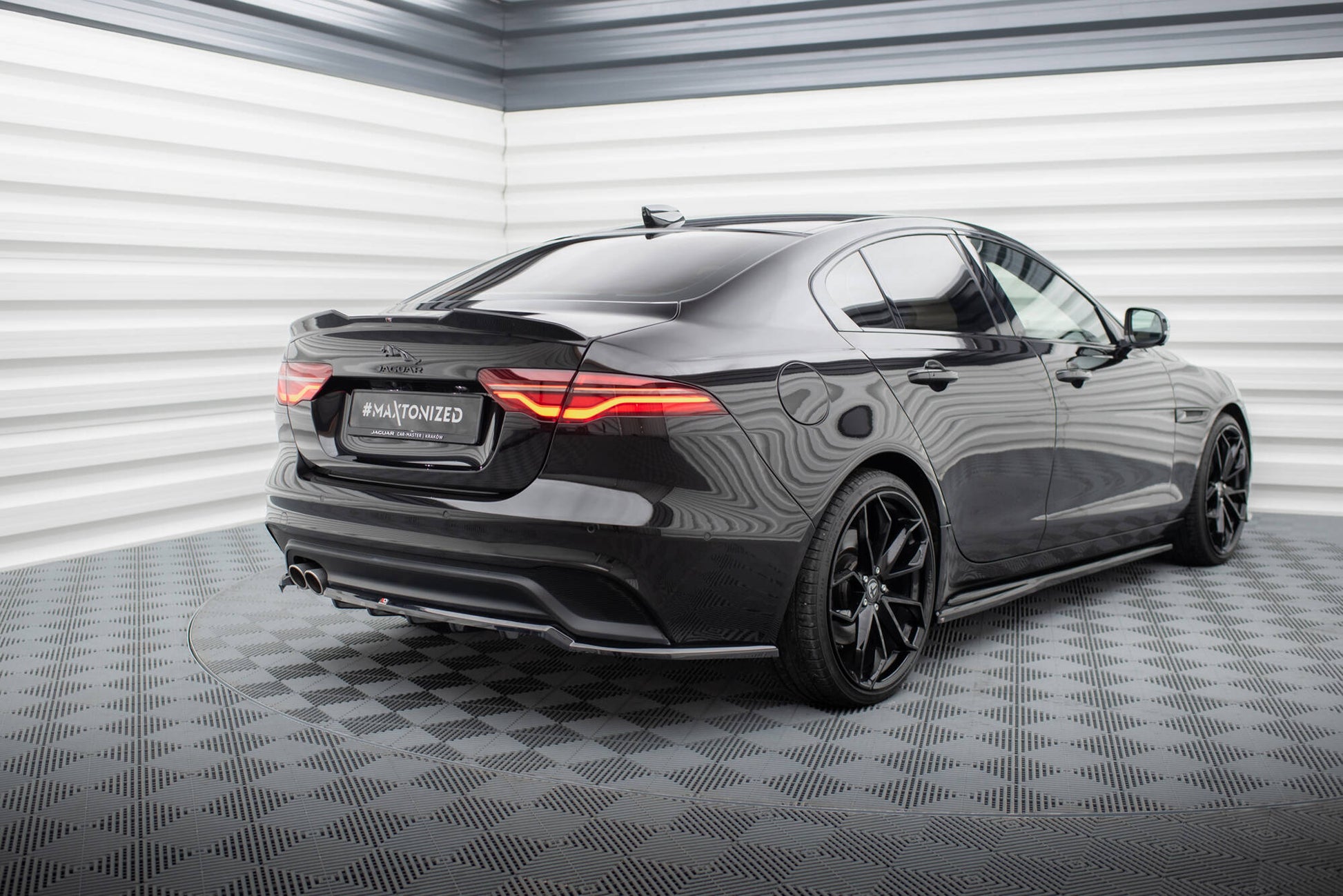 Maxton Mittlerer Diffusor Heck Ansatz DTM Look für Jaguar XE X760 Facelift schwarz Hochglanz