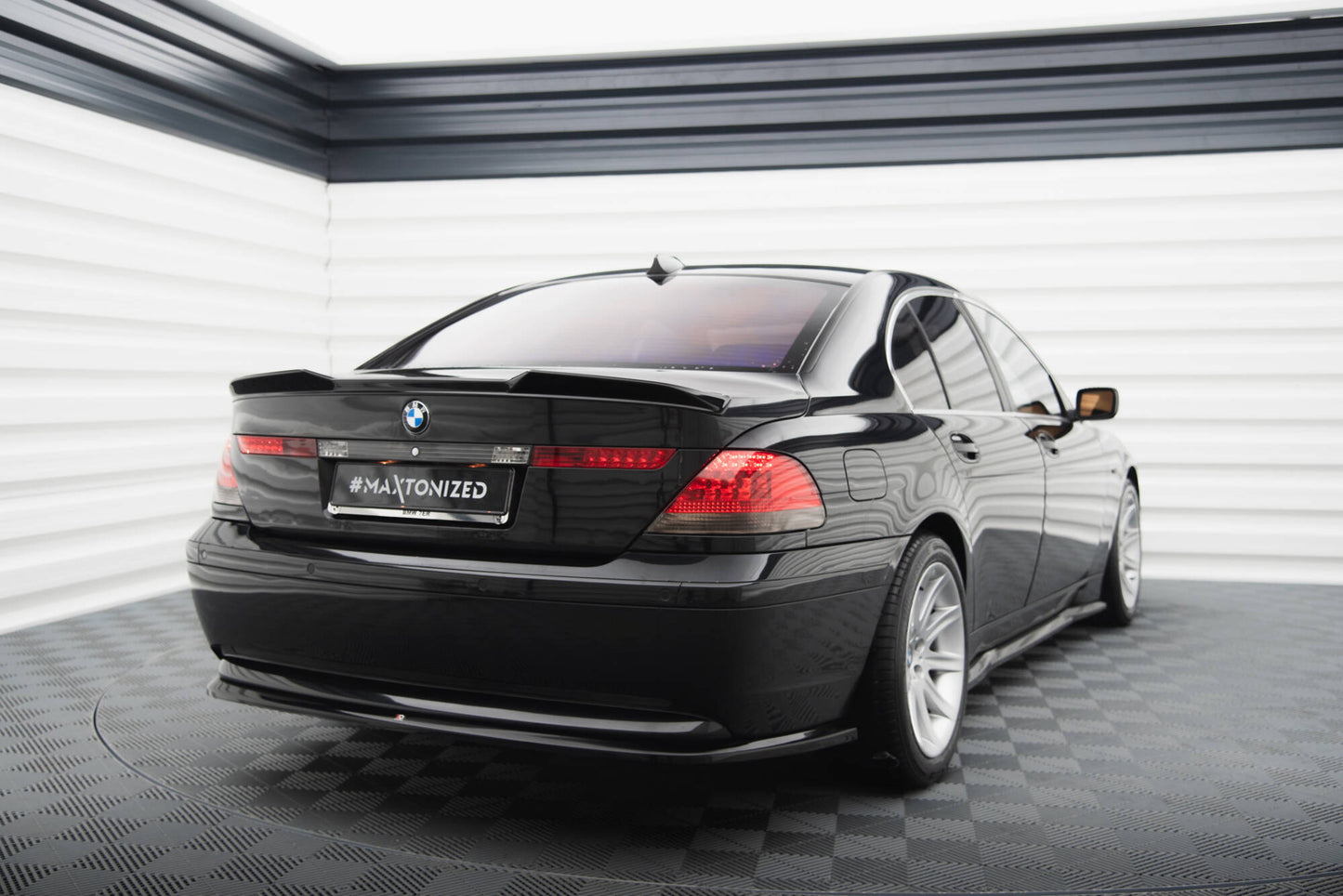 Maxton Zentrale Hinten Splitte BMW 7 E65 schwarz Hochglanz
