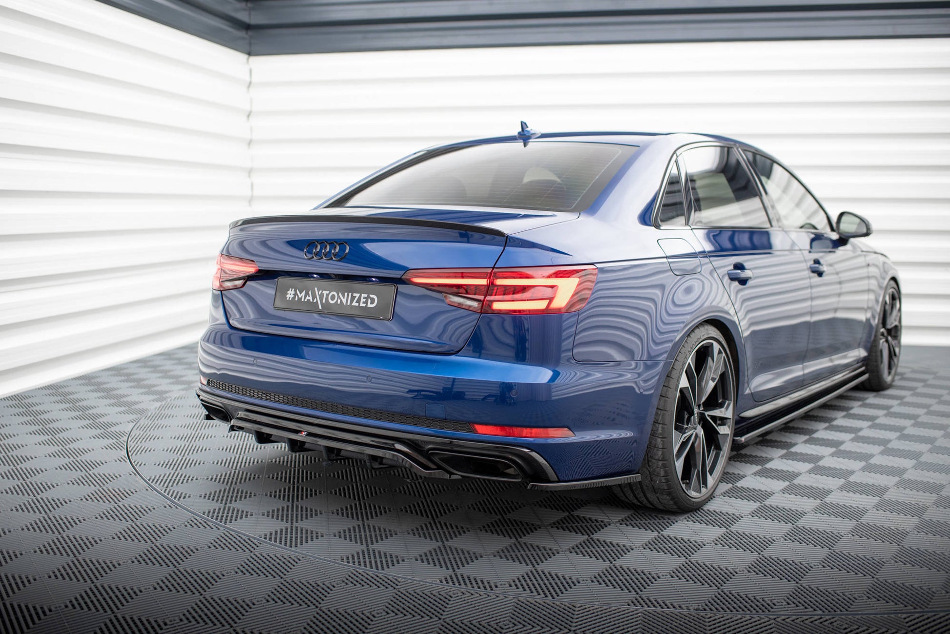 Maxton Mittlerer Diffusor Heck Ansatz DTM Look für Audi A4 Competition B9  schwarz Hochglanz