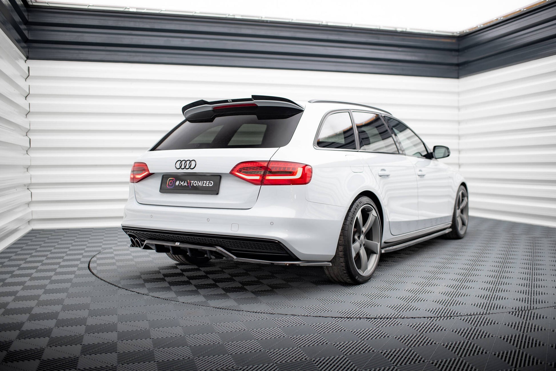Maxton Mittlerer Diffusor Heck Ansatz DTM Look für Audi A4 Competition B8 Facelift schwarz Hochglanz