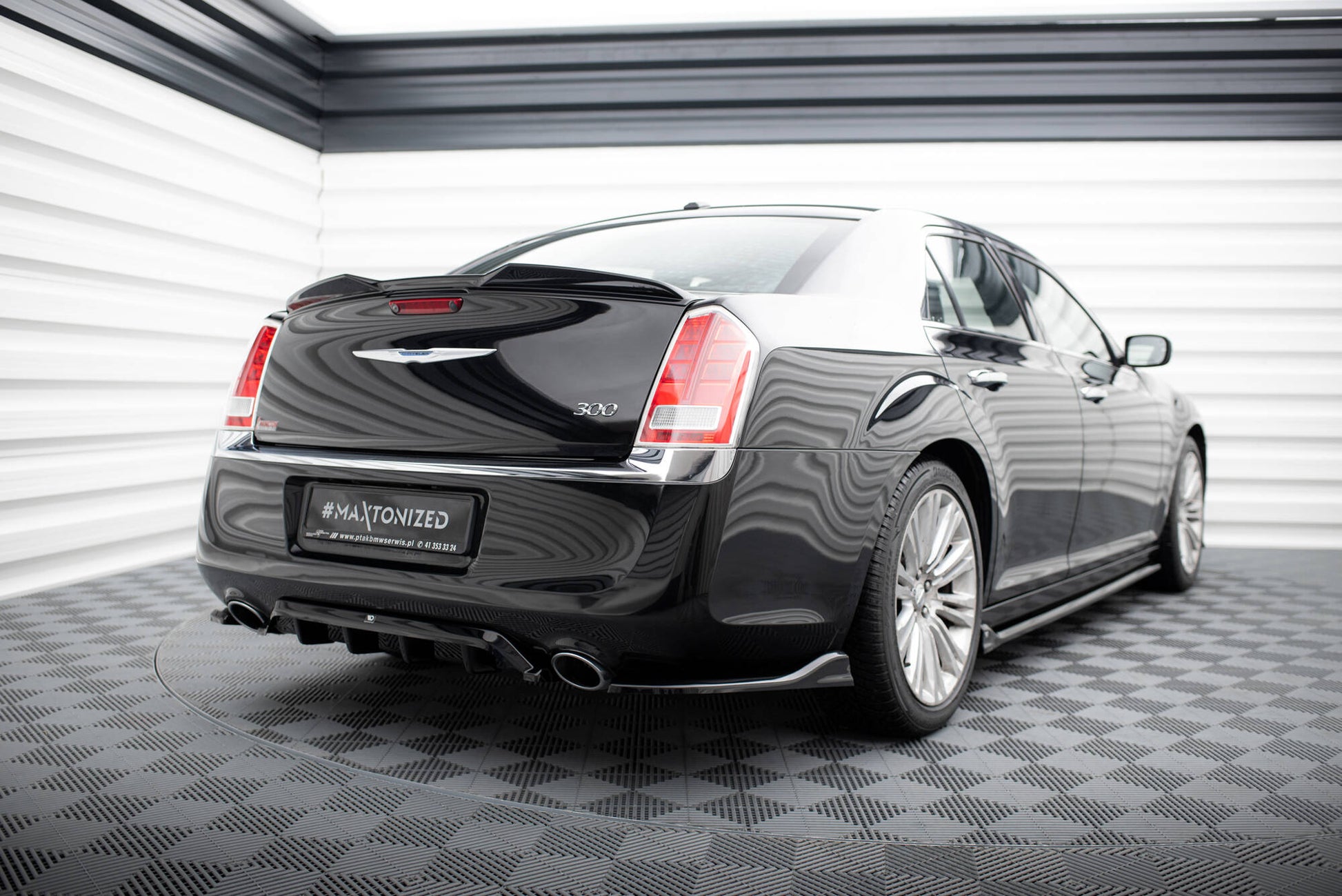 Maxton Spoiler CAP für 3D Chrysler 300 Mk2 schwarz Hochglanz