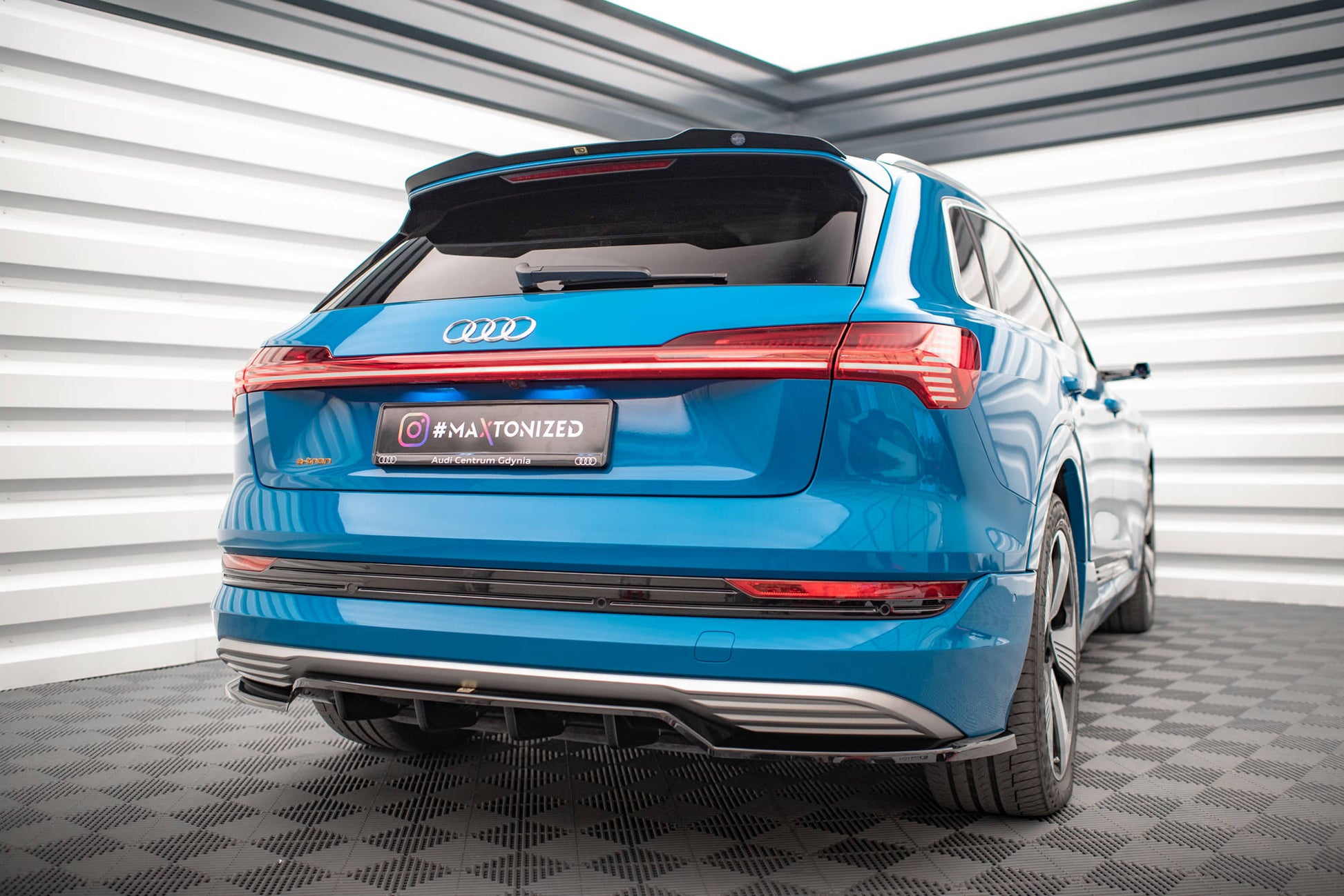Maxton Mittlerer Diffusor Heck Ansatz DTM Look für Audi e-tron schwarz Hochglanz