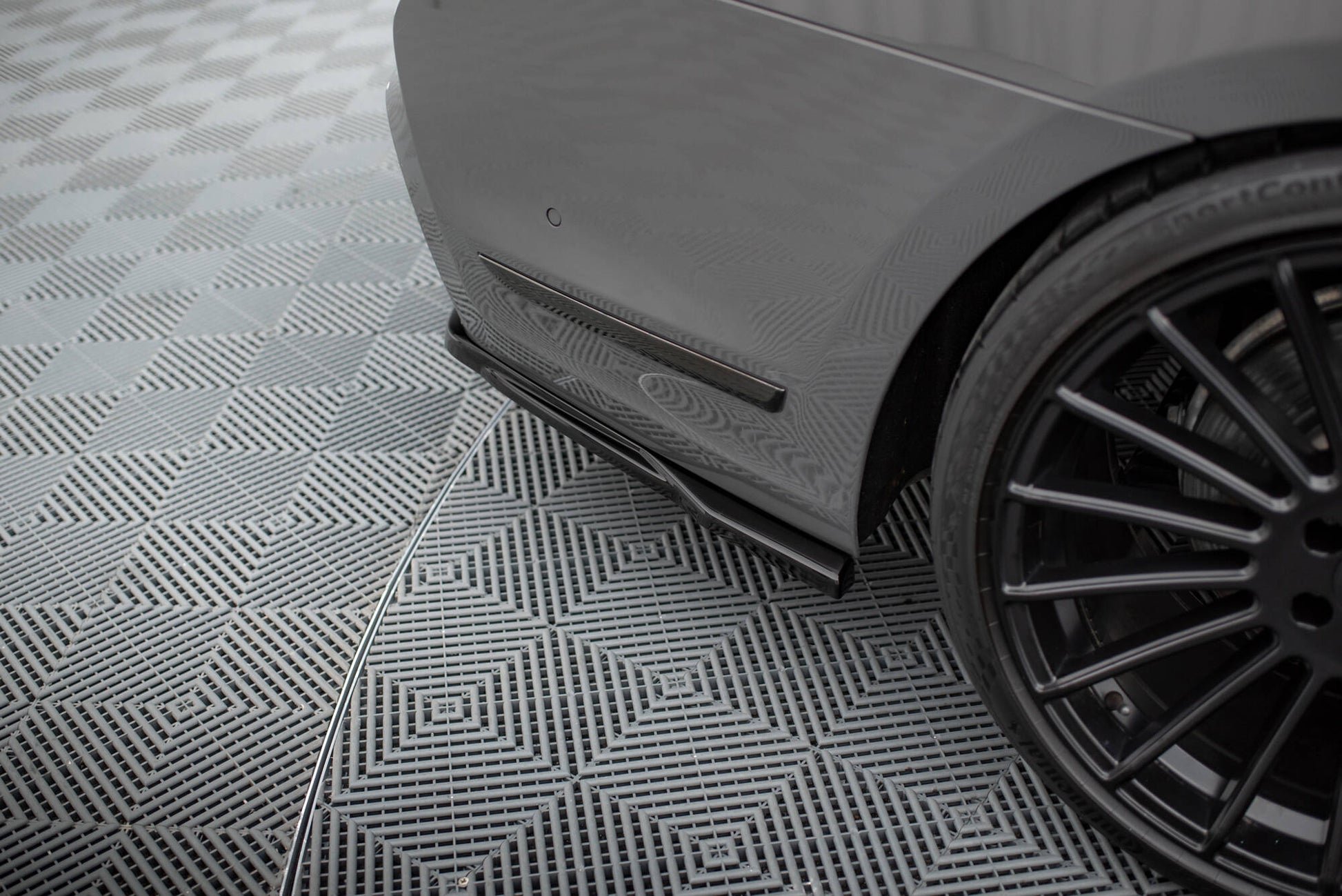 Maxton Hinten Splitter (mit einem vertikalem balken) V.2 BMW 7 G11 M-Paket Facelift schwarz Hochglanz