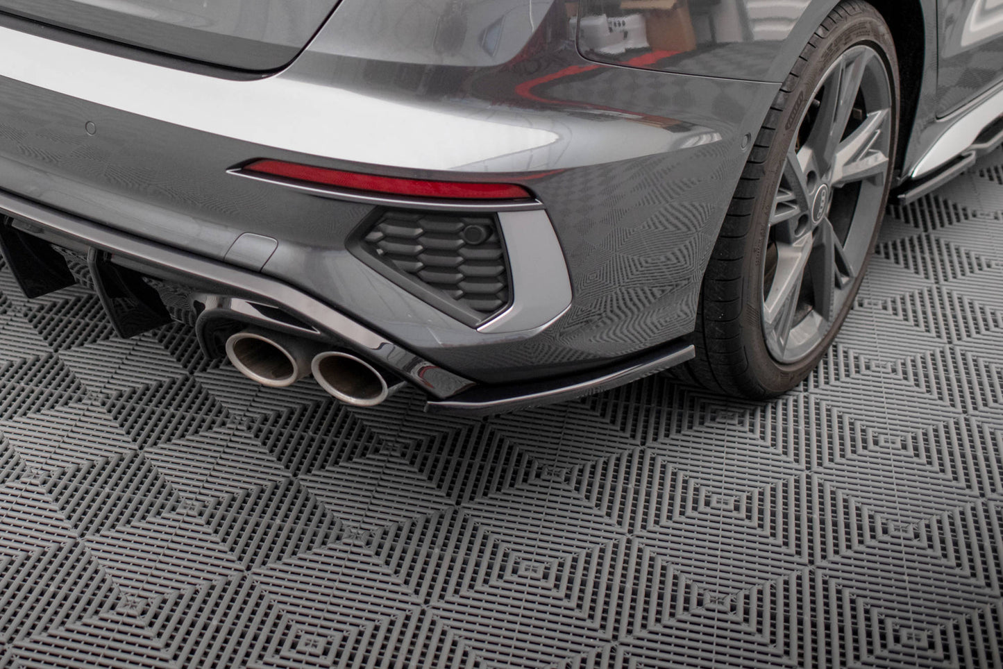 Maxton Heck Ansatz Flaps Diffusor V.2 für Audi S3 Limousine 8Y schwarz Hochglanz
