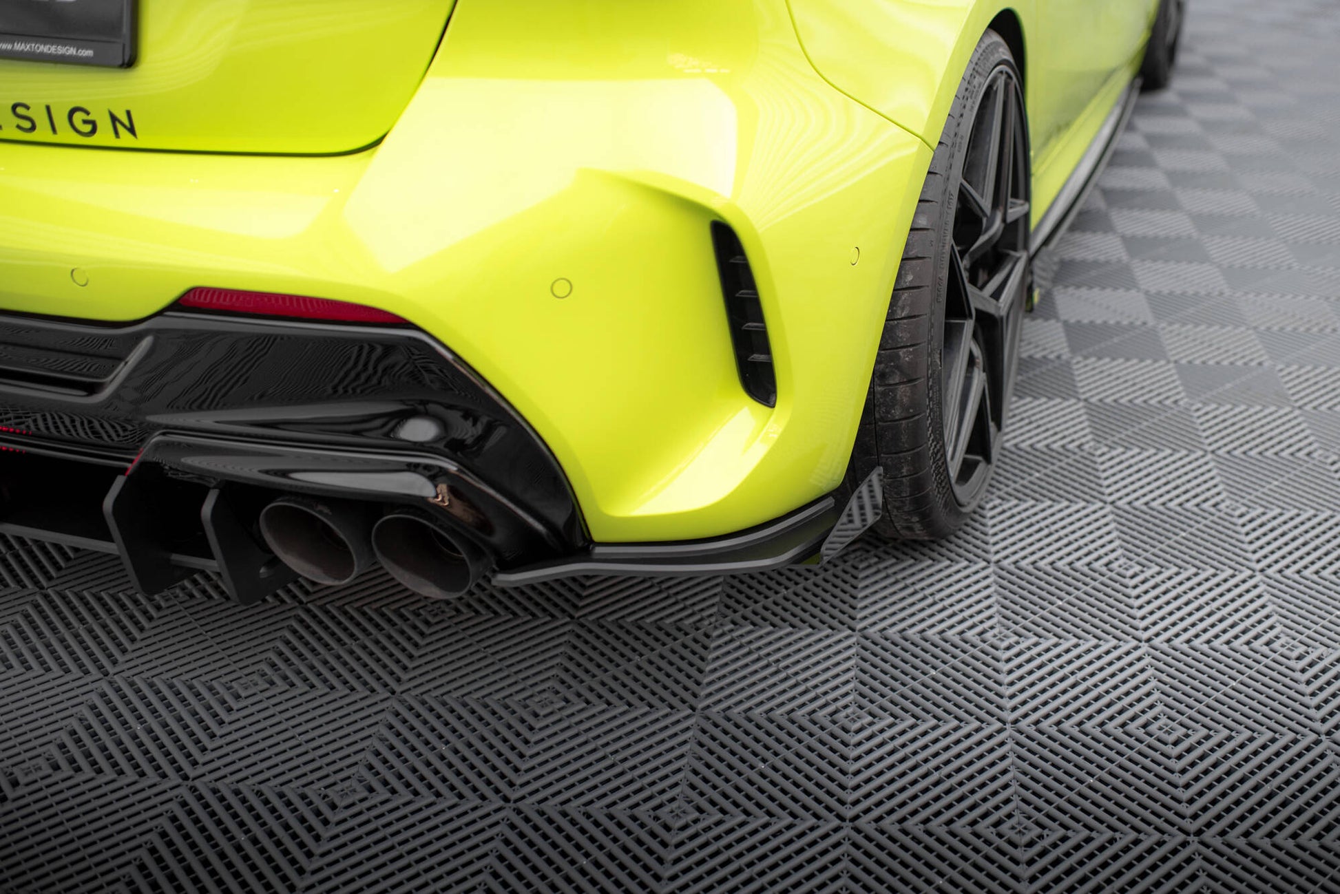 Maxton Hintere Seiten Flaps V.2 für BMW 1er F40 M-Paket / M135i schwarz Hochglanz