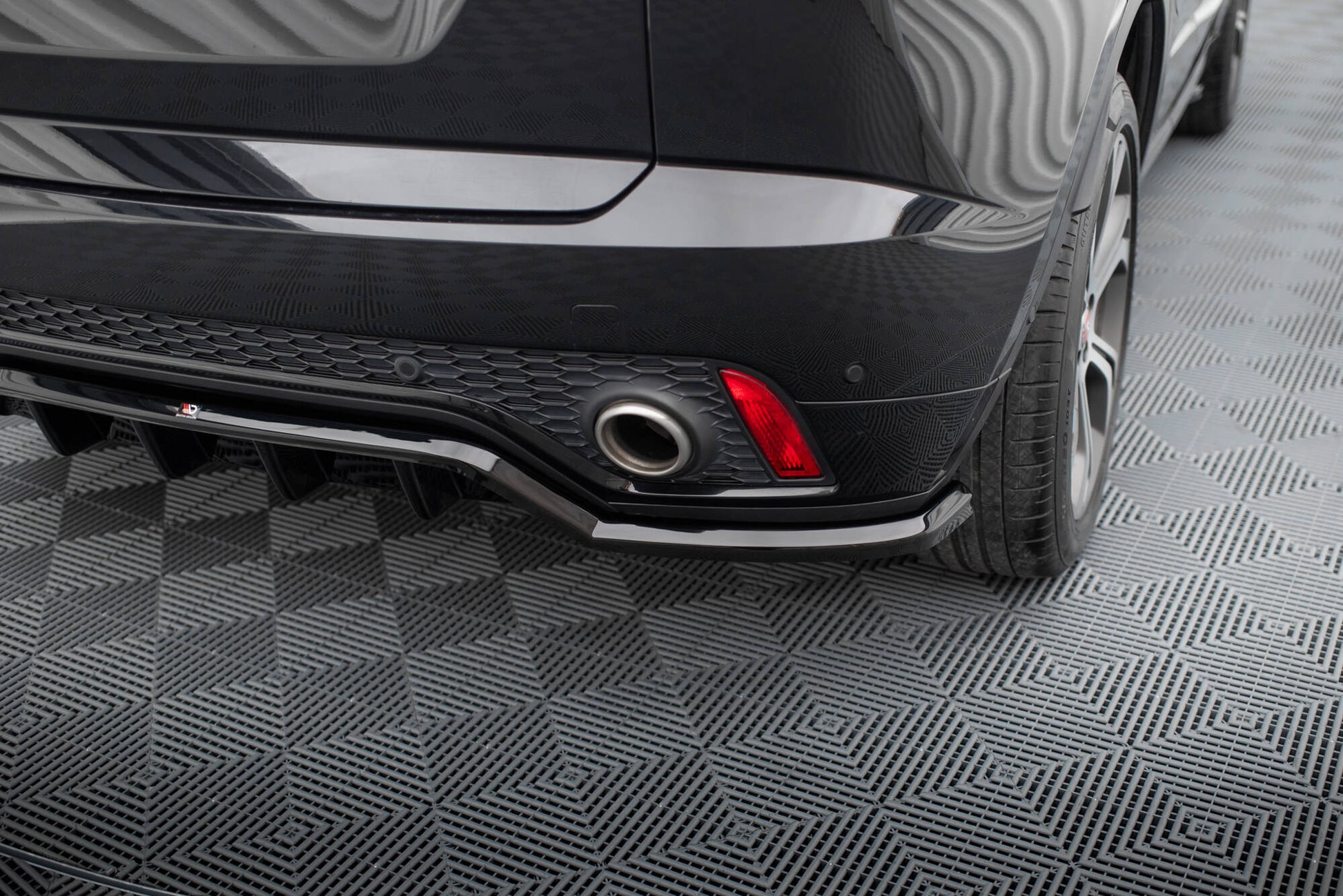 Maxton Mittlerer Diffusor Heck Ansatz DTM Look für Jaguar E-Pace R-Dynamic Mk1 schwarz Hochglanz