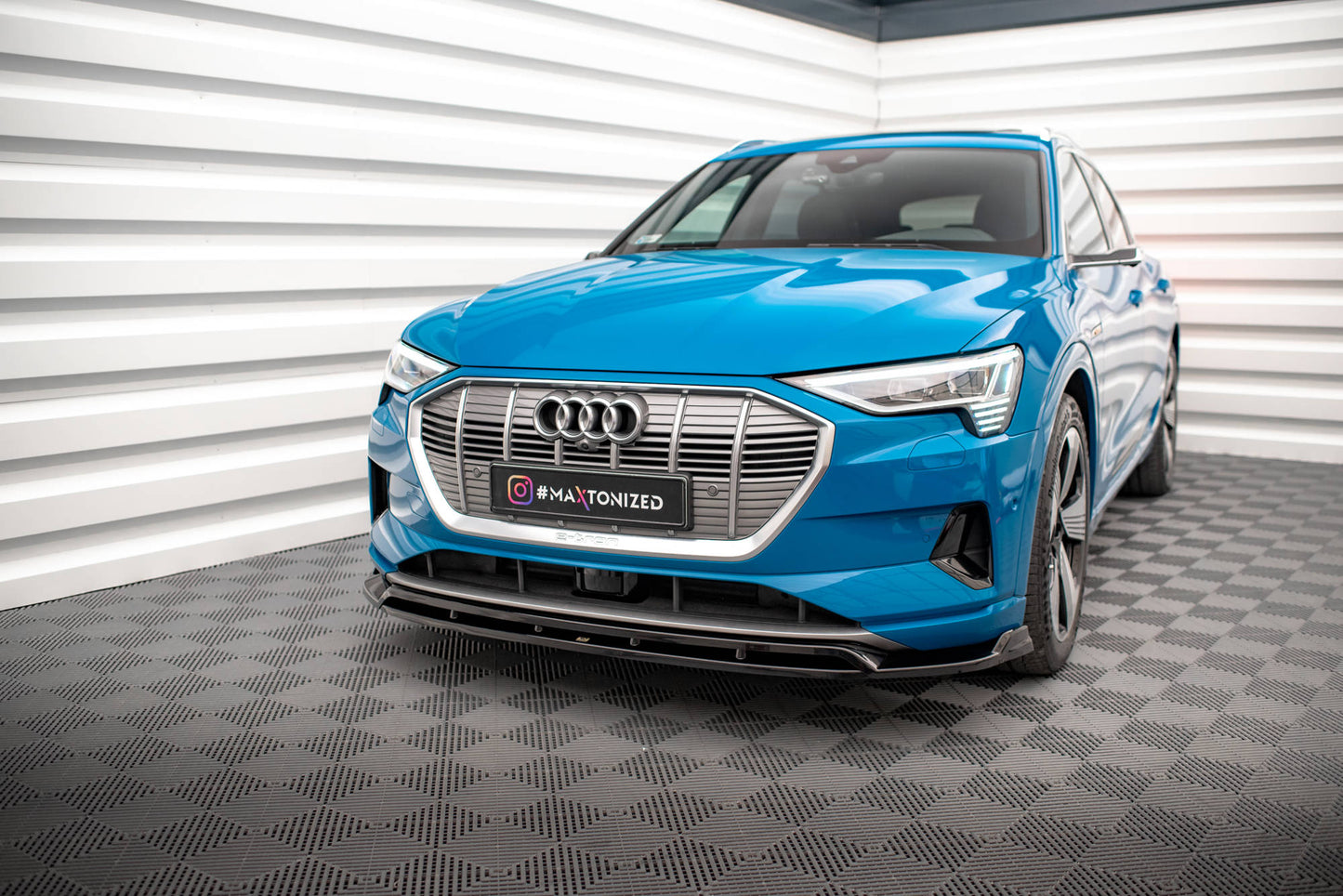 Maxton Front Ansatz V.2 für Audi e-tron schwarz Hochglanz
