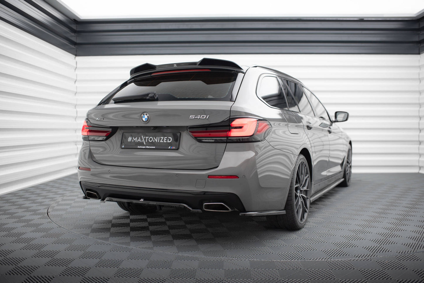 Maxton Mittlerer Diffusor Heck Ansatz DTM Look für BMW 5er G30 / G31 Facelift schwarz Hochglanz