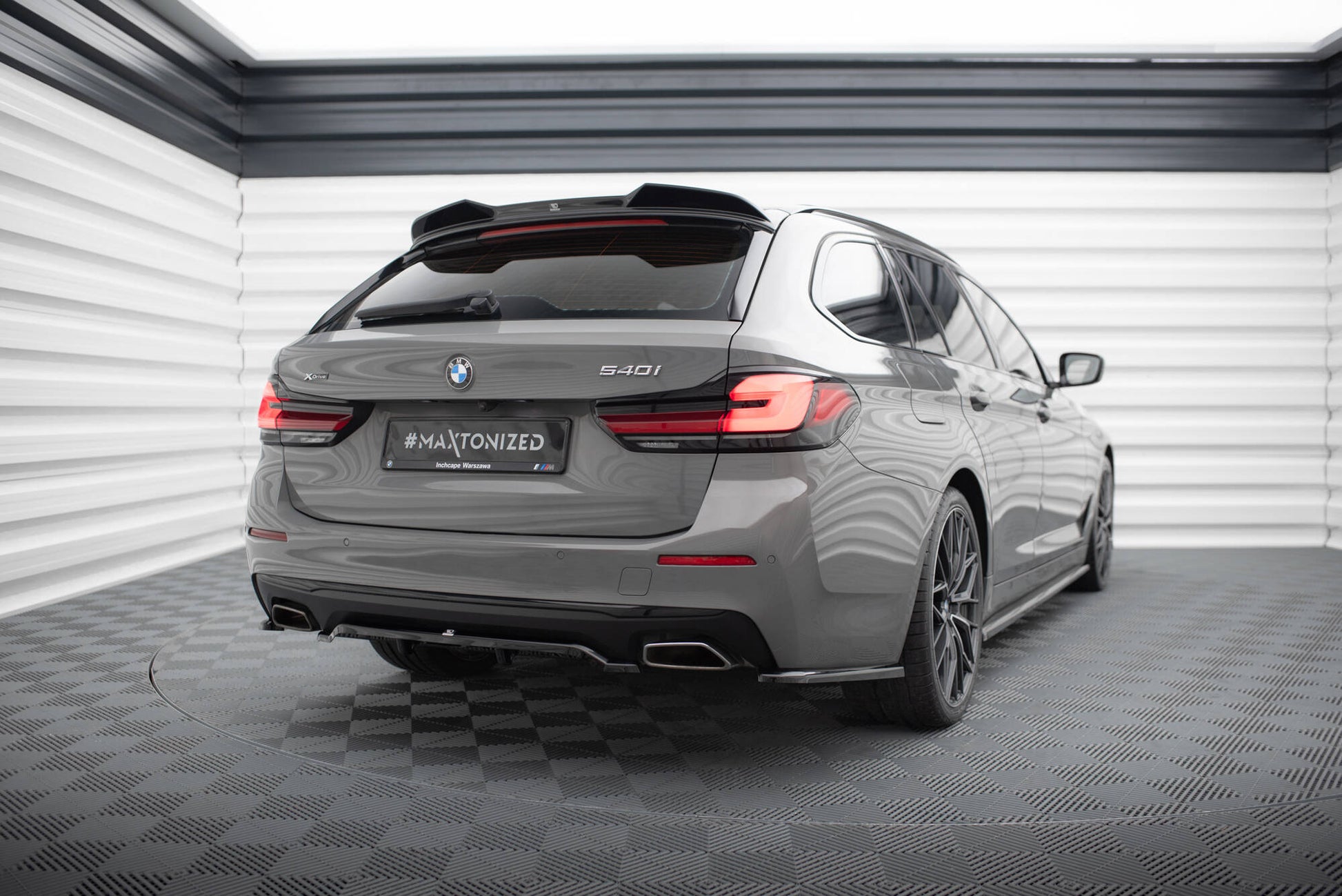 Maxton Mittlerer Diffusor Heck Ansatz DTM Look für BMW 5er G30 / G31 Facelift schwarz Hochglanz