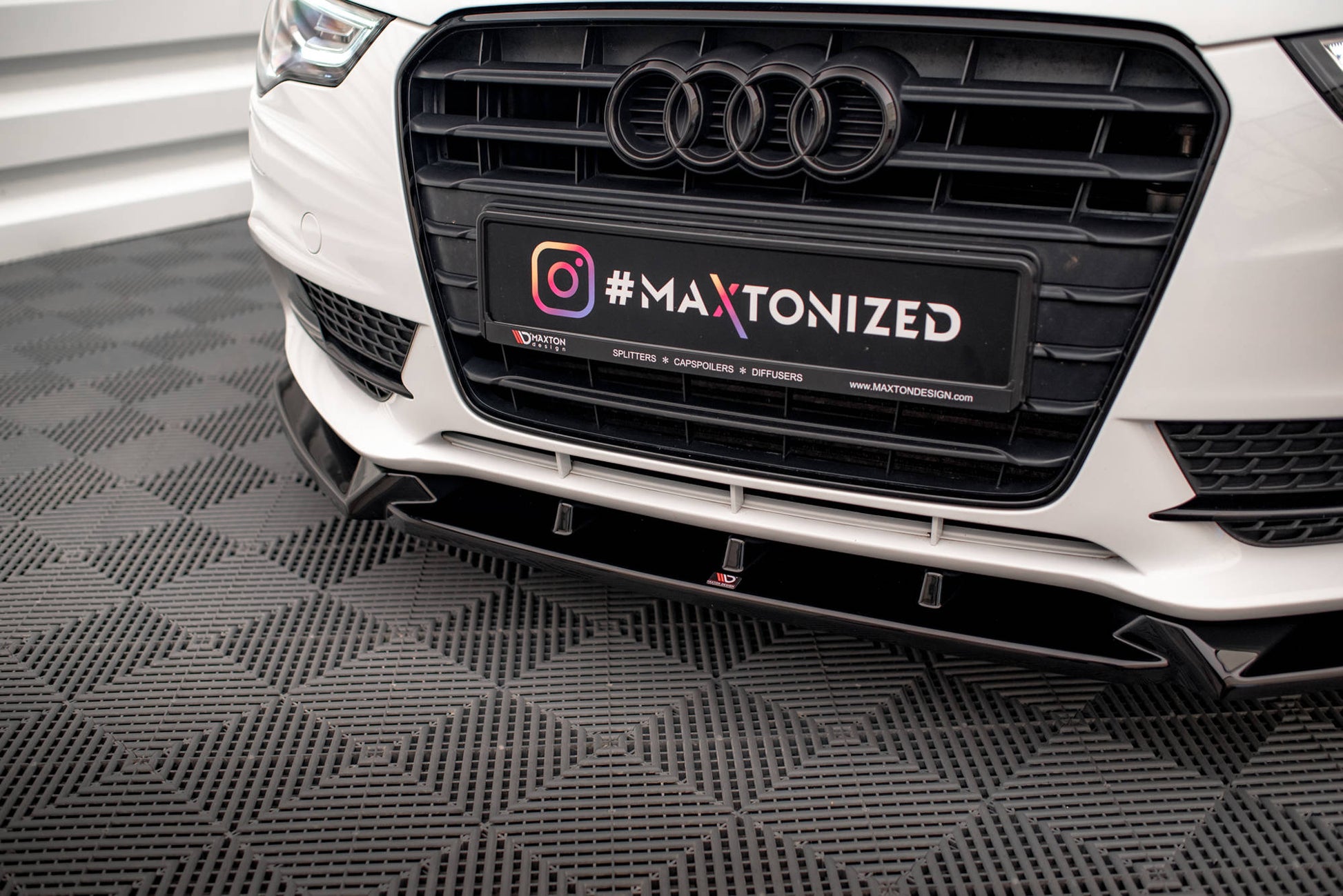 Maxton Front Ansatz V.1 für Audi A5 Coupe / Sportback 8T Facelift schwarz Hochglanz