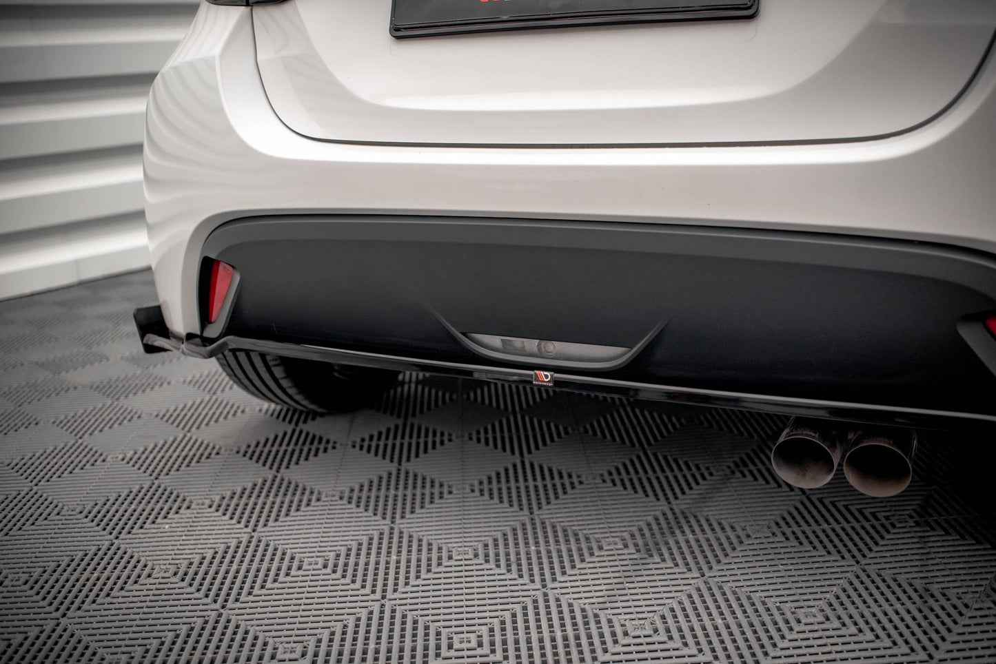 Maxton Mittlerer Diffusor Heck Ansatz V.1 +Flaps für  Toyota Yaris Mk4