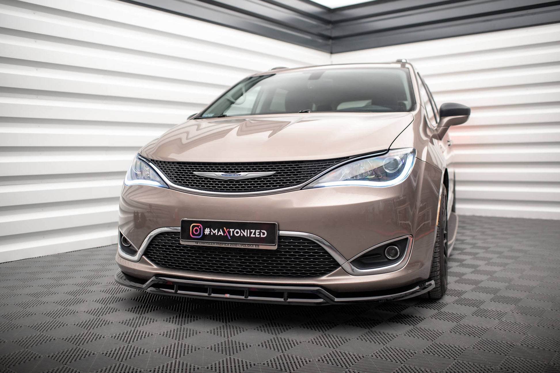Maxton Front Ansatz für Chrysler Pacifica Mk2 schwarz Hochglanz