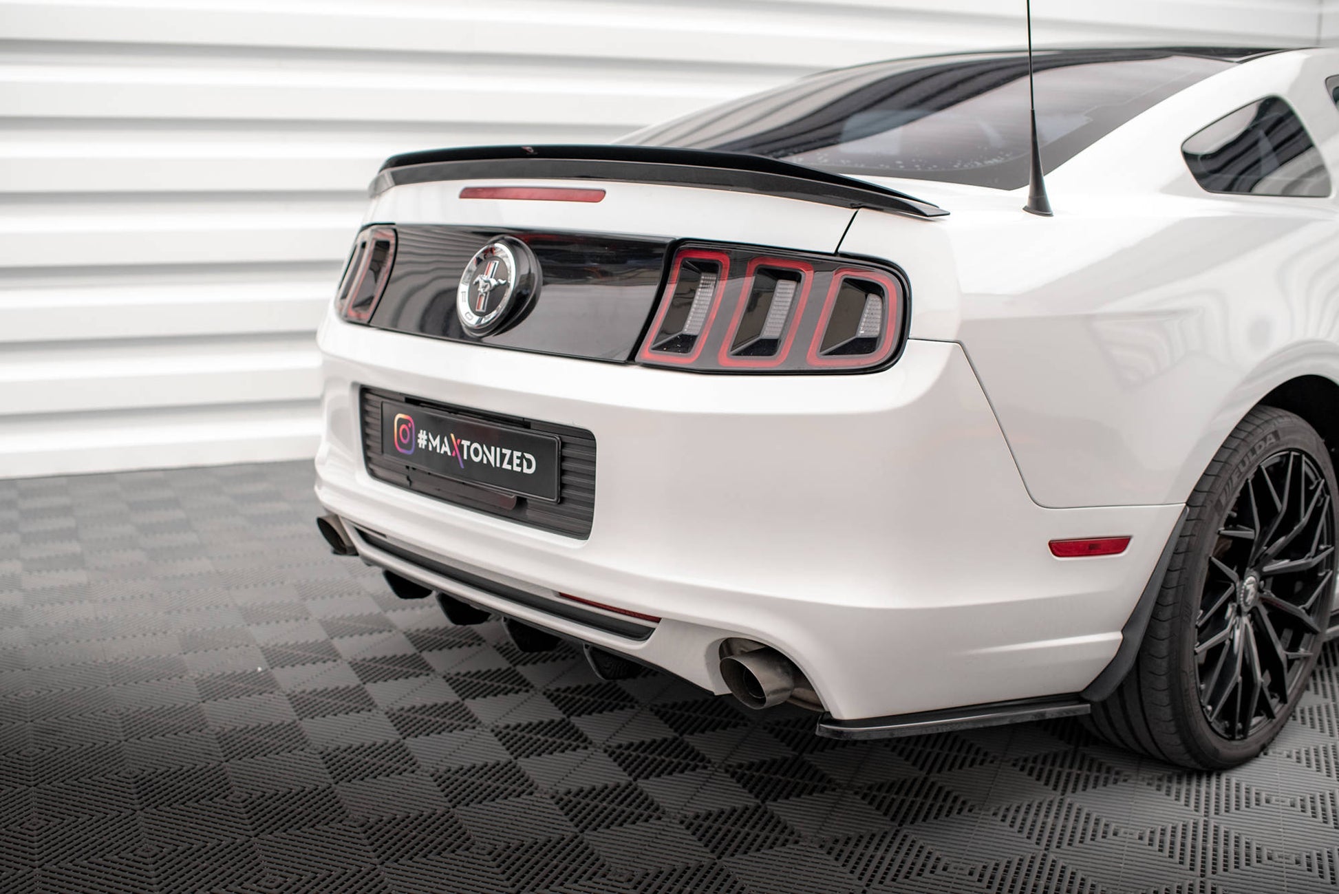 Maxton Diffusor Heck Ansatz für Ford Mustang Mk5 Facelift schwarz Hochglanz