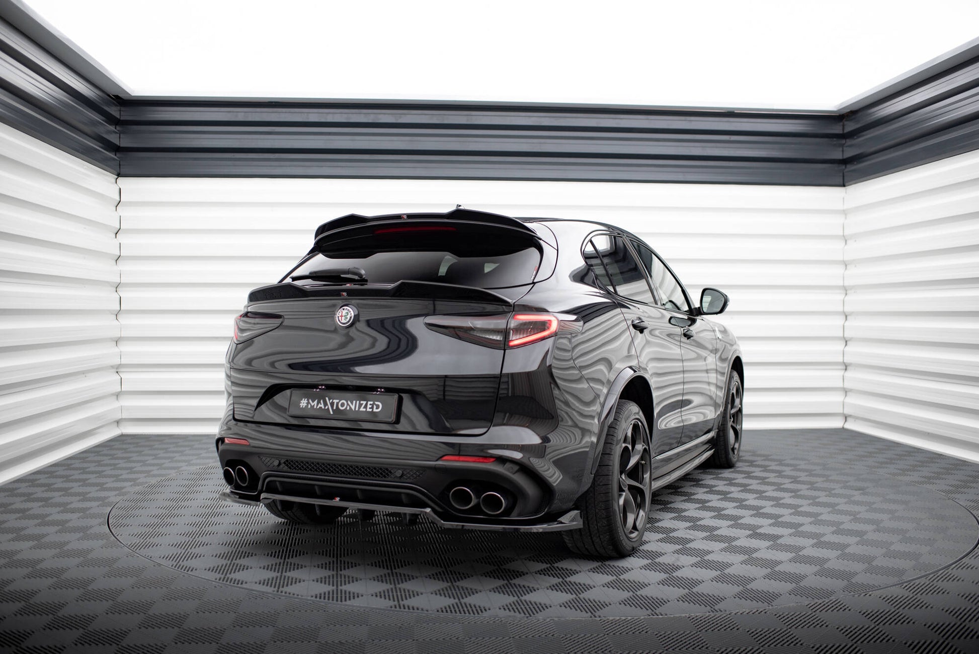 Maxton Mittlerer Diffusor Heck Ansatz DTM Look für Alfa Romeo Stelvio Quadrifoglio Mk1 schwarz Hochglanz