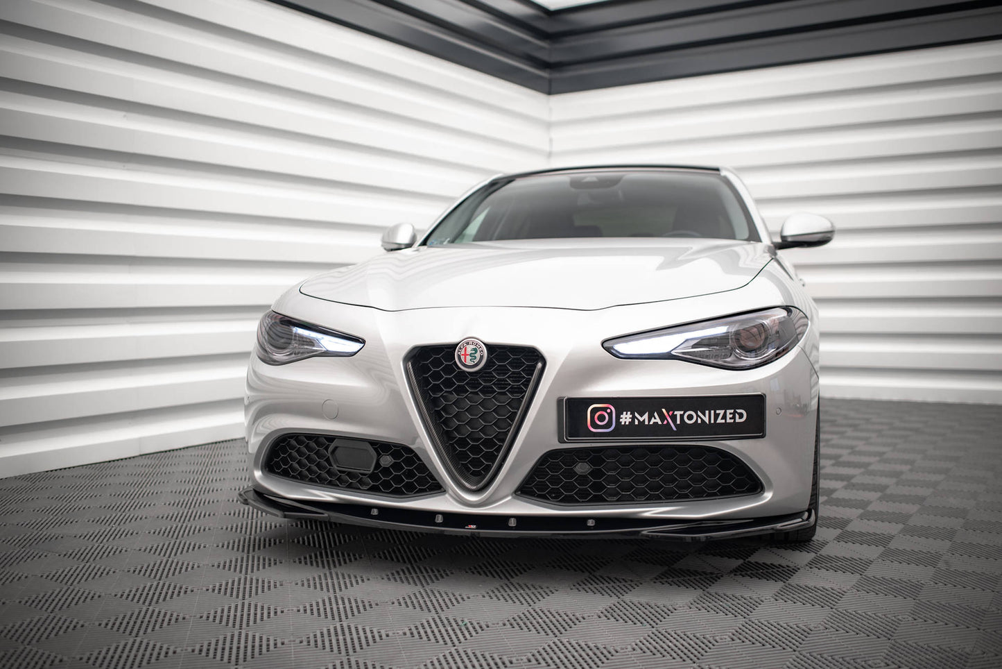 Maxton Front Ansatz V.2 für Alfa Romeo Giulia Sport schwarz Hochglanz
