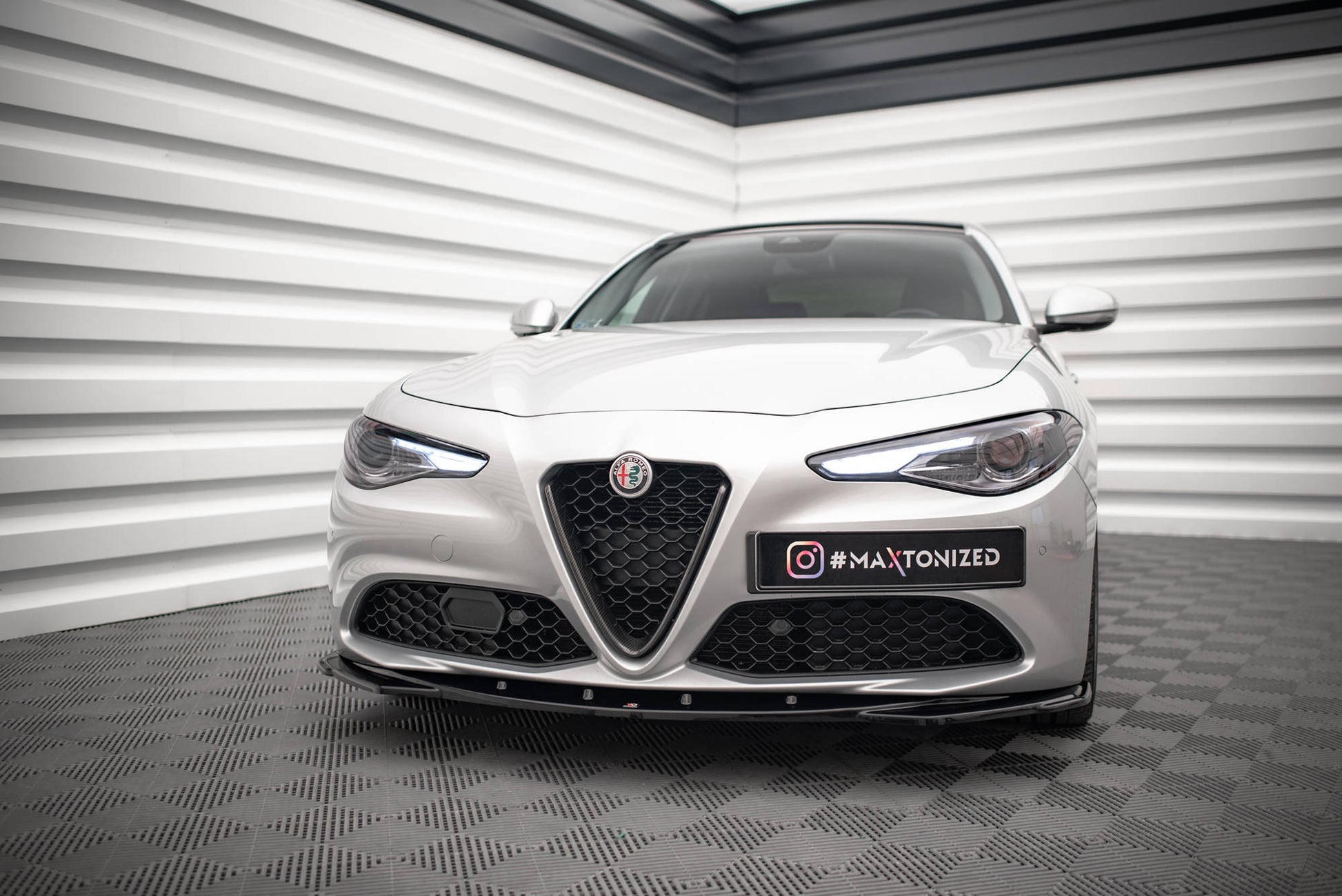 Maxton Front Ansatz V.2 für Alfa Romeo Giulia Sport schwarz Hochglanz