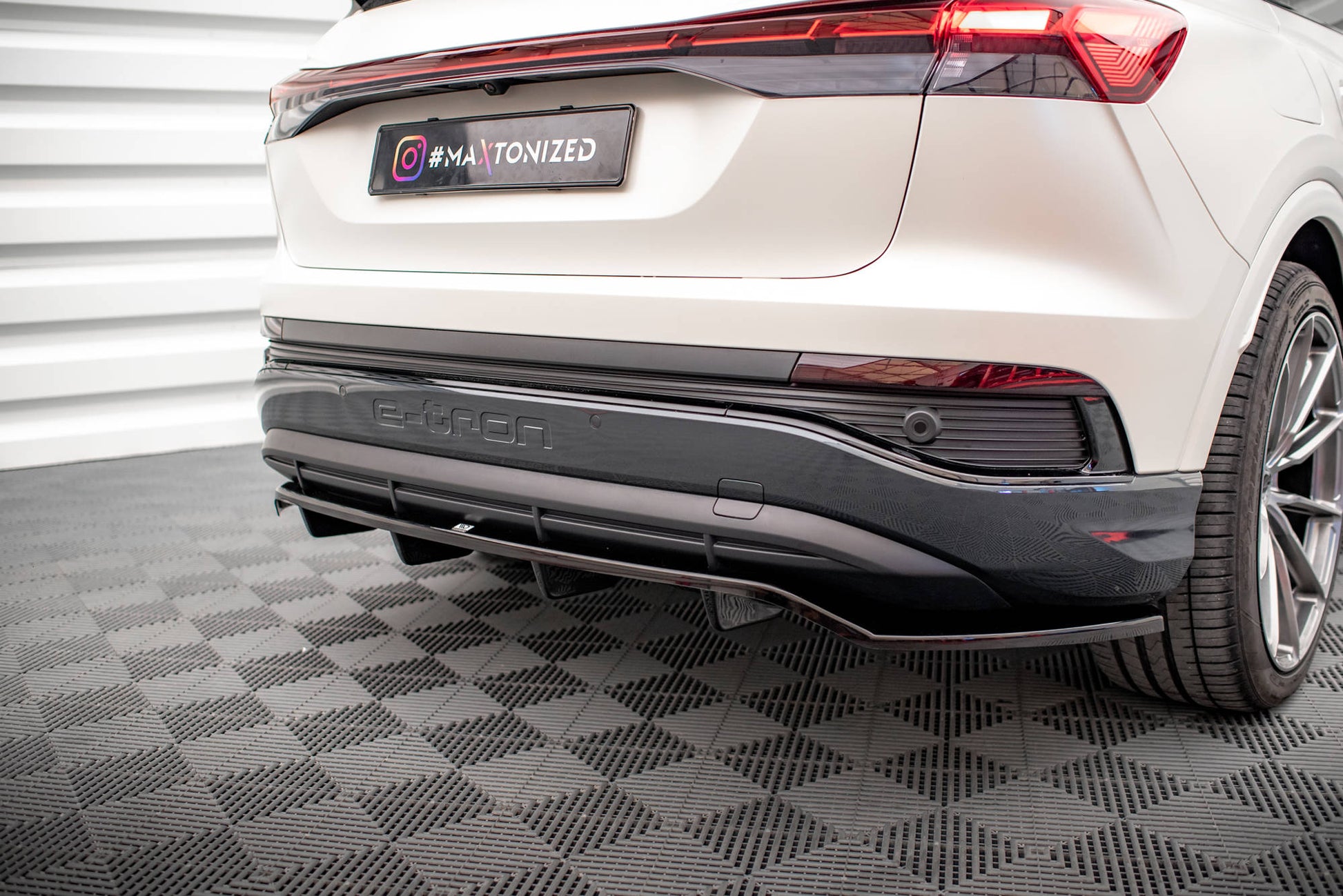Maxton Mittlerer Diffusor Heck Ansatz DTM Look für Audi Q4 e-tron Sportback Mk1 schwarz Hochglanz