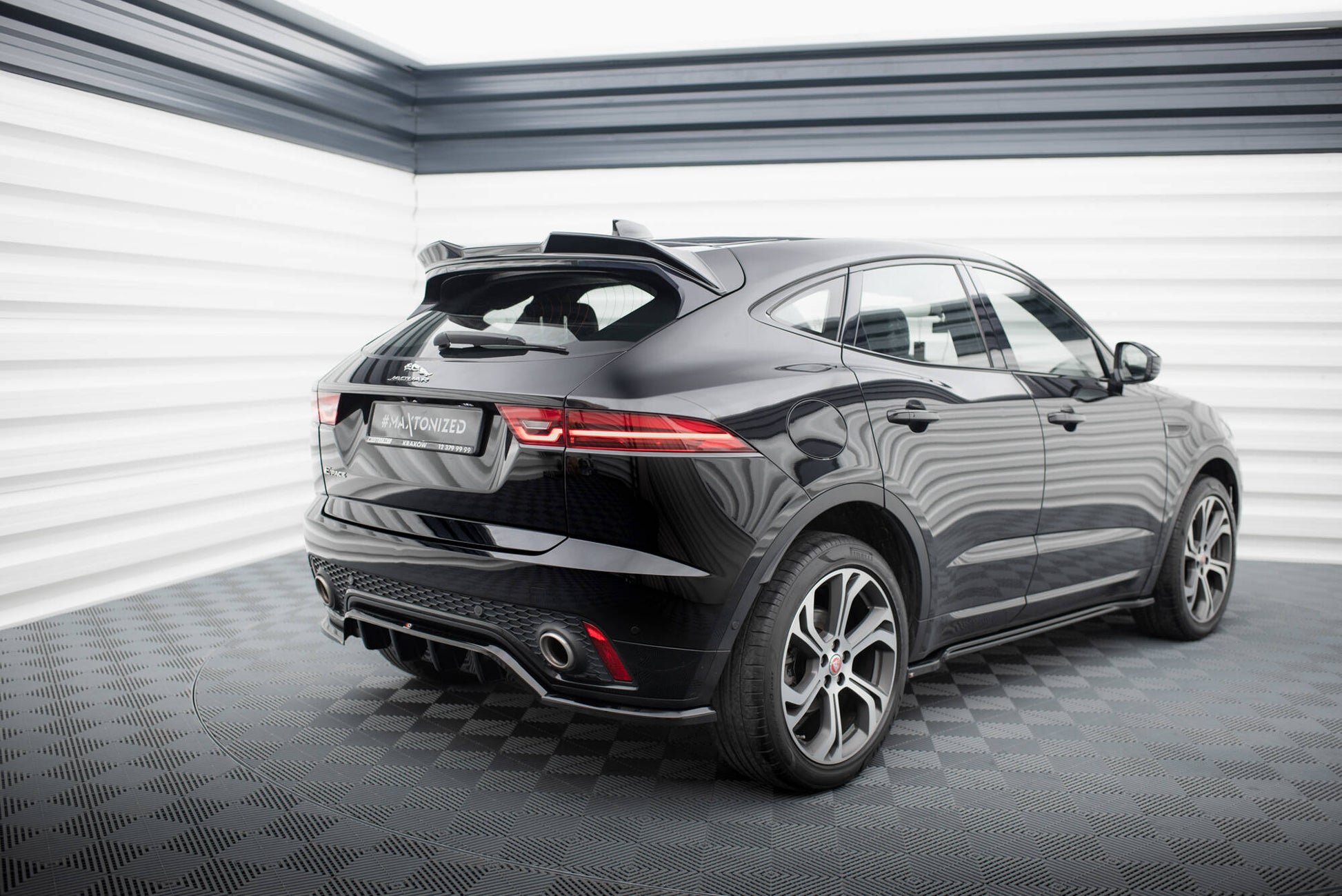 Maxton Mittlerer Diffusor Heck Ansatz DTM Look für Jaguar E-Pace R-Dynamic Mk1 schwarz Hochglanz