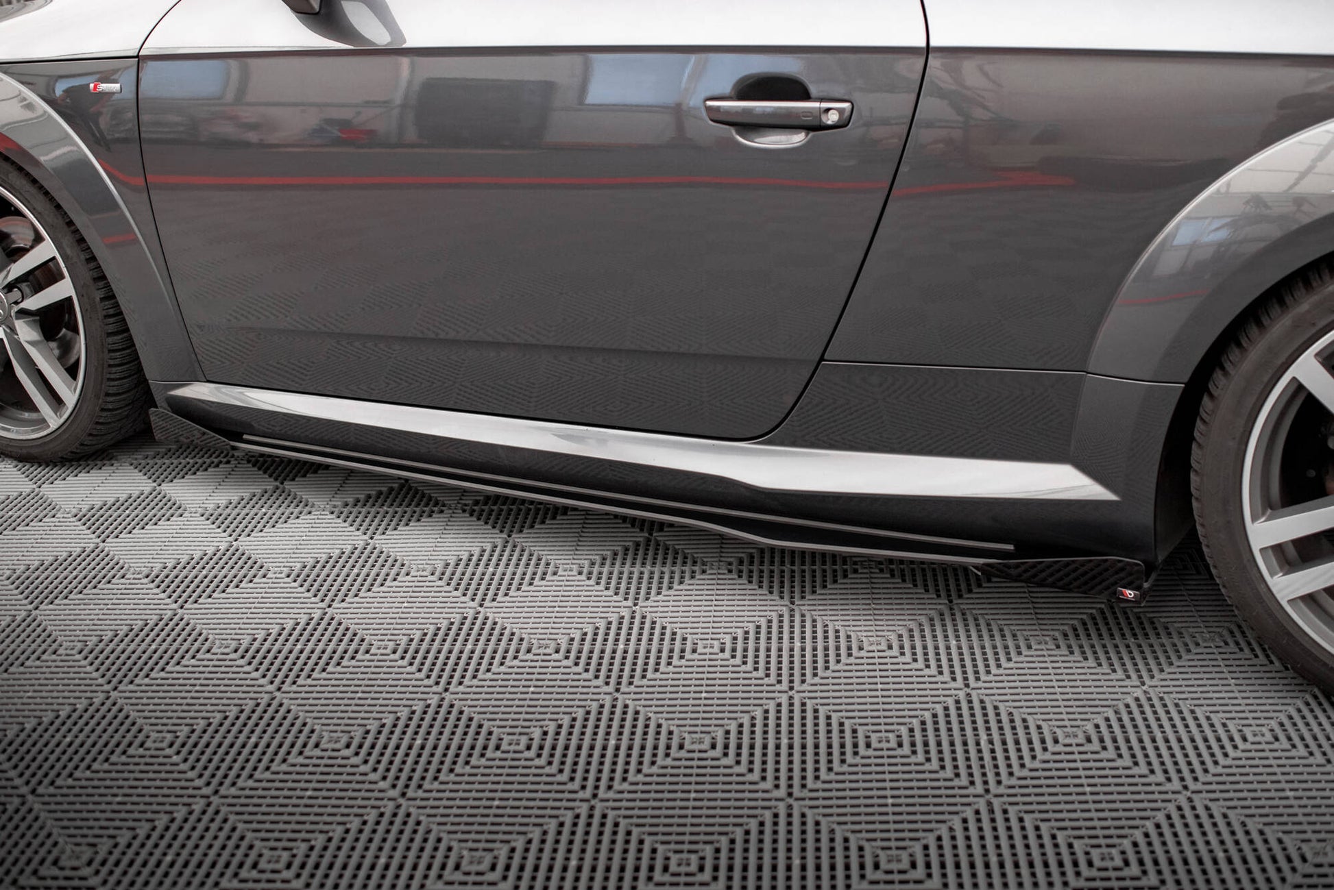 Maxton Street Pro Seitenschweller Ansatz für + Flaps Audi TT S / S-Line 8S schwarz Hochglanz