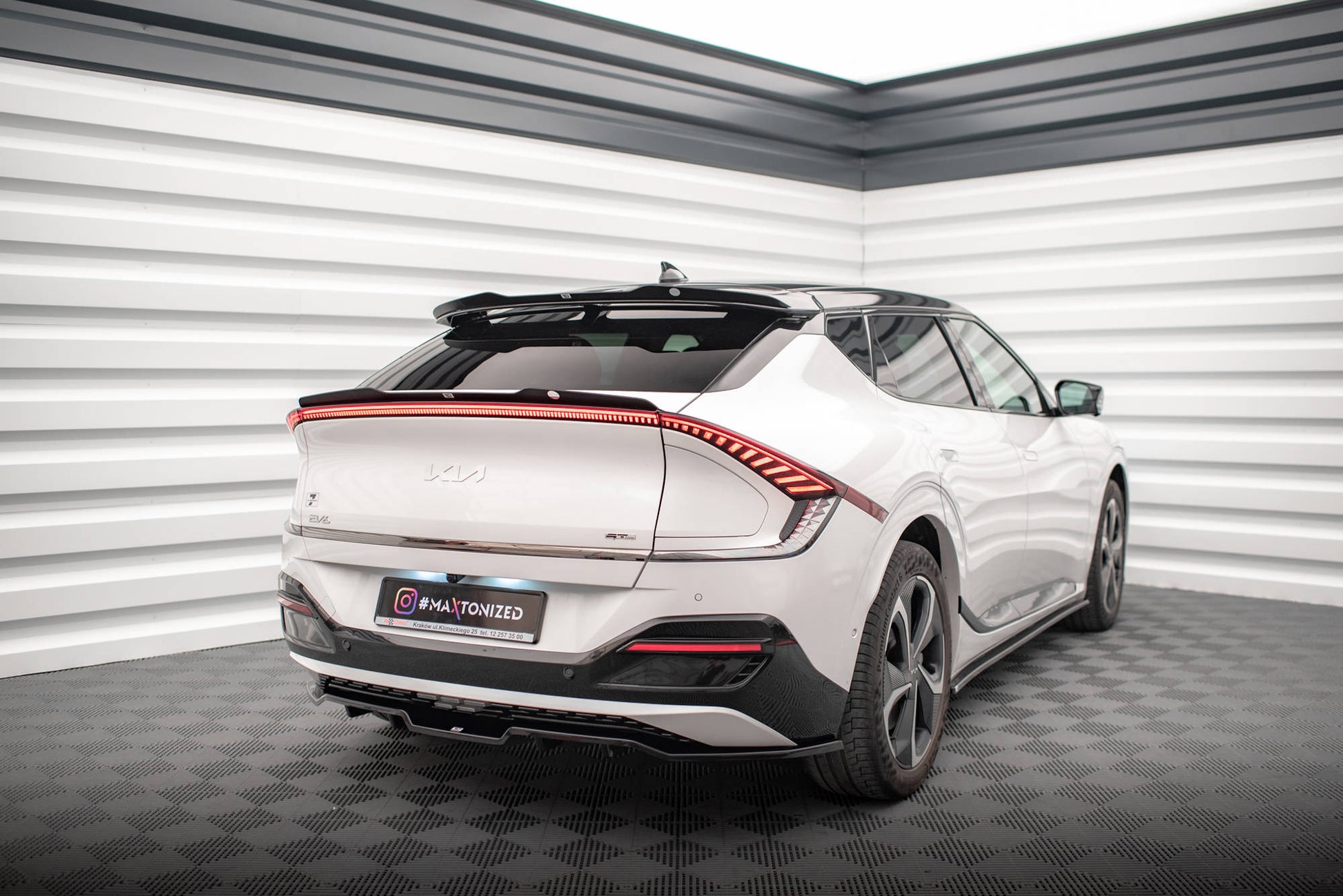 Maxton Höher Spoiler CAP für Kia EV6 GT-Line Mk1 schwarz Hochglanz