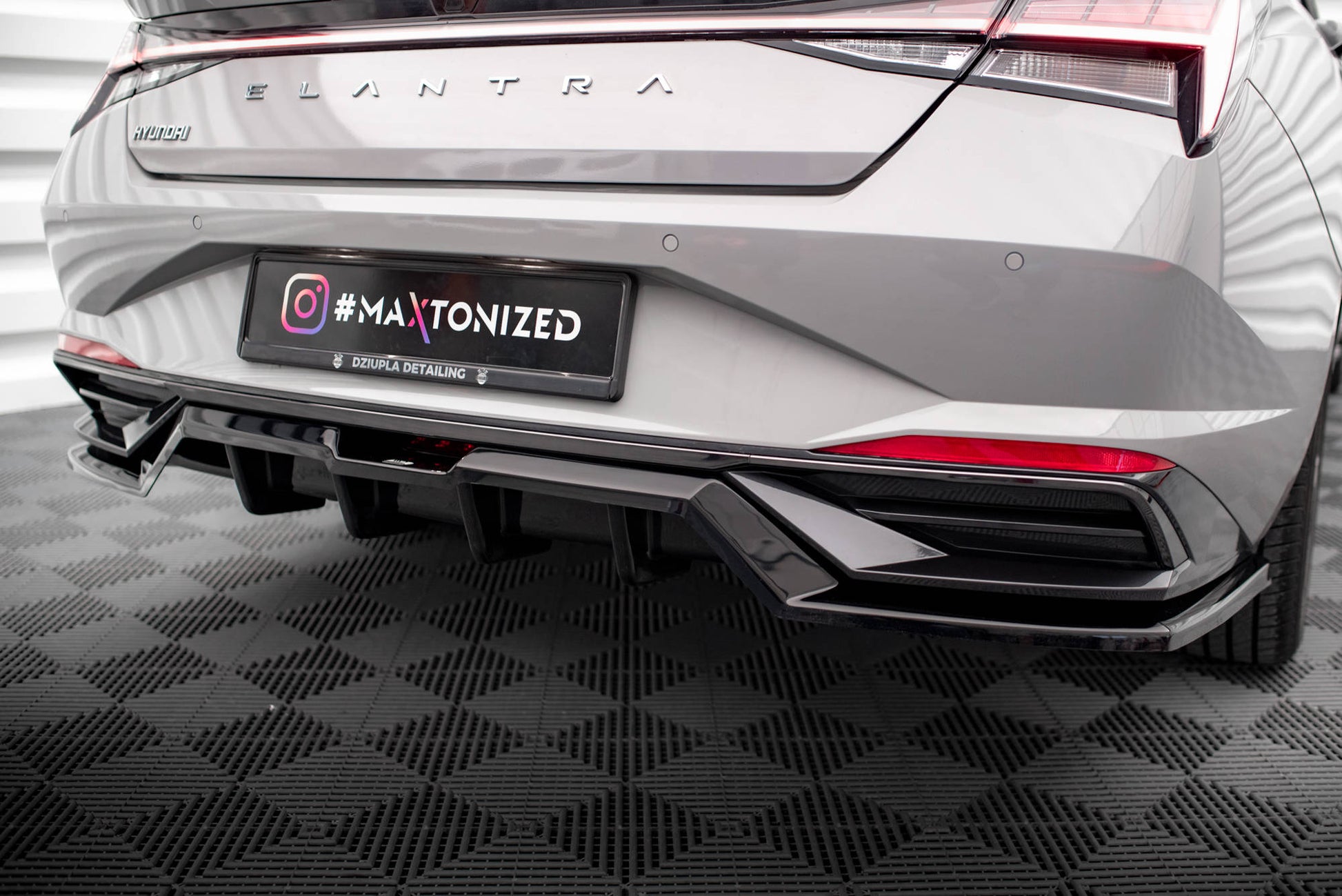Maxton Mittlerer Diffusor Heck Ansatz DTM Look für Hyundai Elantra Mk7 schwarz Hochglanz