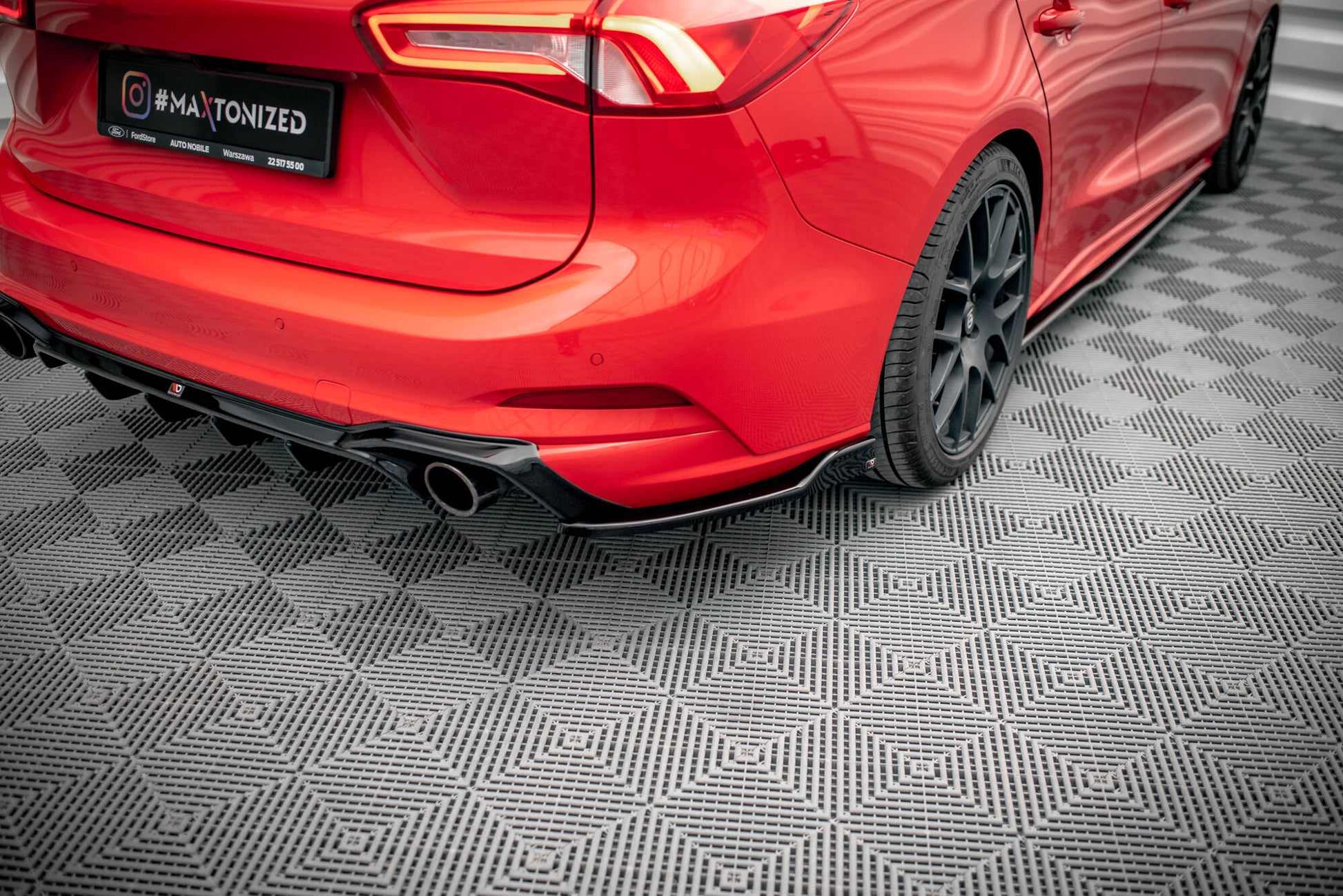 Maxton Heck Ansatz Flaps Diffusor für V.8 Ford Focus Kombi ST Mk4 schwarz Hochglanz