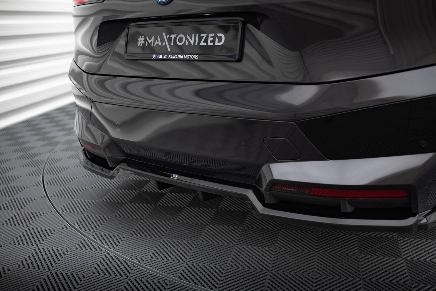 Maxton Mittlerer Diffusor Heck Ansatz DTM Look für BMW iX M-Paket i20 schwarz Hochglanz