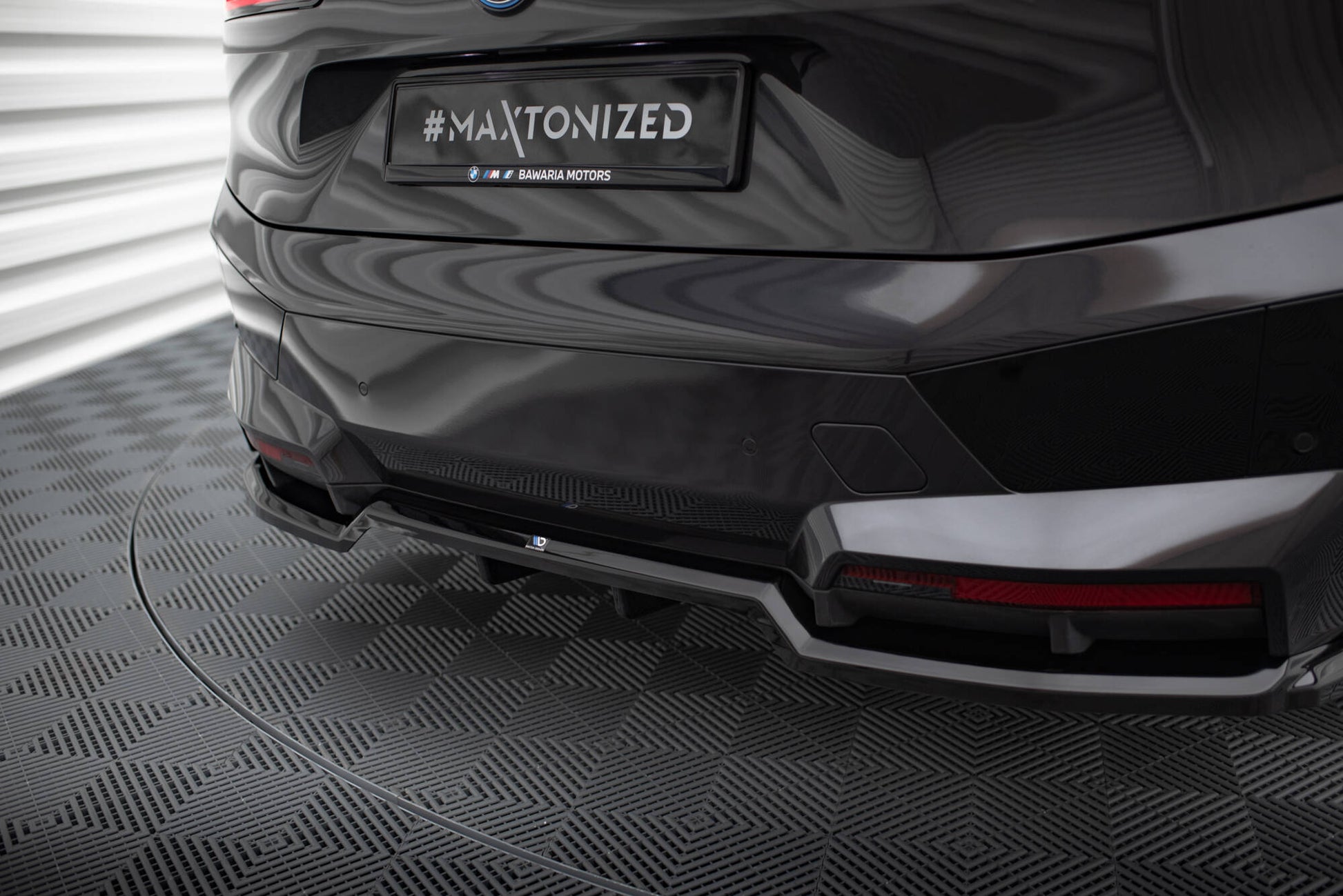 Maxton Mittlerer Diffusor Heck Ansatz DTM Look für BMW iX M-Paket i20 schwarz Hochglanz