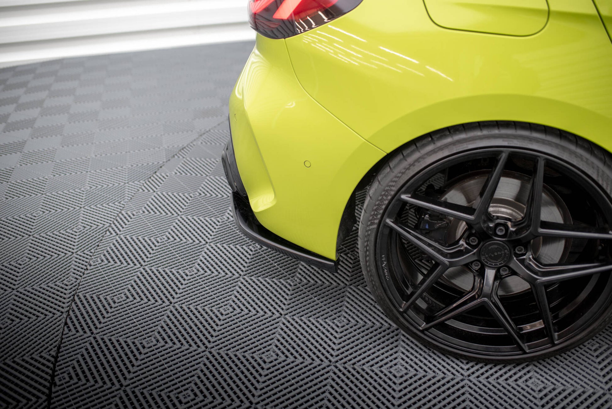 Maxton Heck Ansatz Flaps Diffusor V.1 für0 BMW 1er M-Paket / M135i F40 schwarz Hochglanz