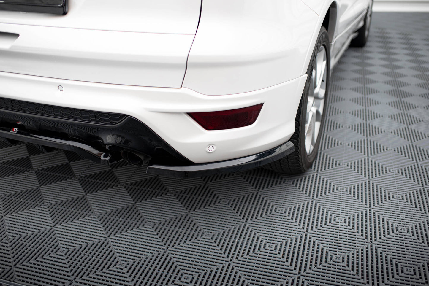 Maxton Heck Ansatz Flaps Diffusor für Ford Kuga ST-Line Mk2 schwarz Hochglanz