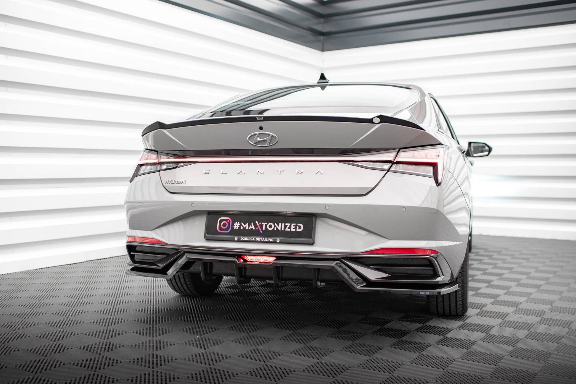 Maxton Mittlerer Diffusor Heck Ansatz DTM Look für Hyundai Elantra Mk7 schwarz Hochglanz