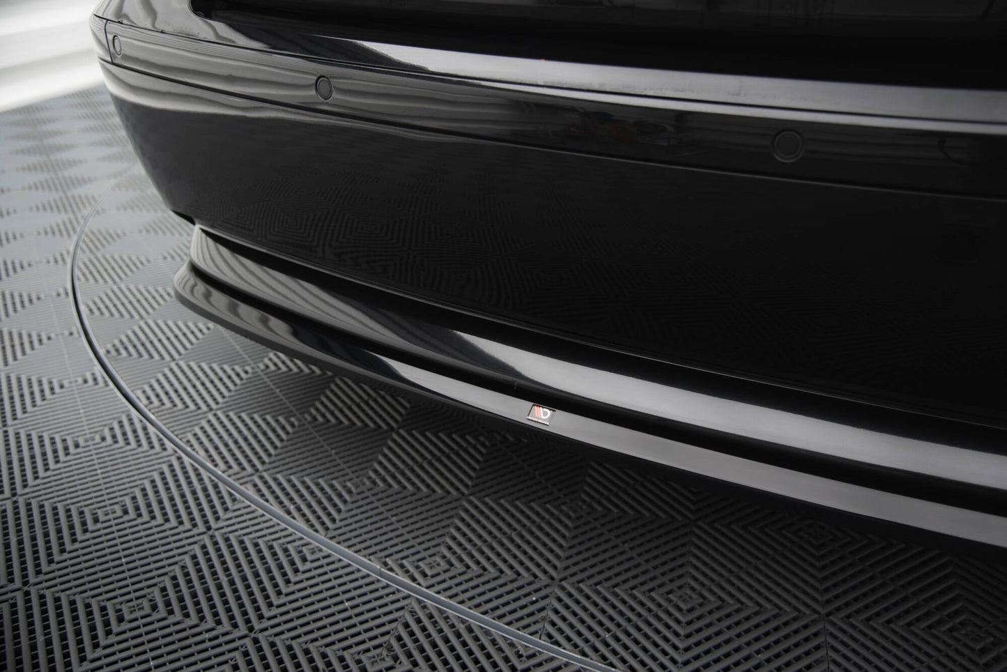 Maxton Zentrale Hinten Splitte BMW 7 E65 schwarz Hochglanz
