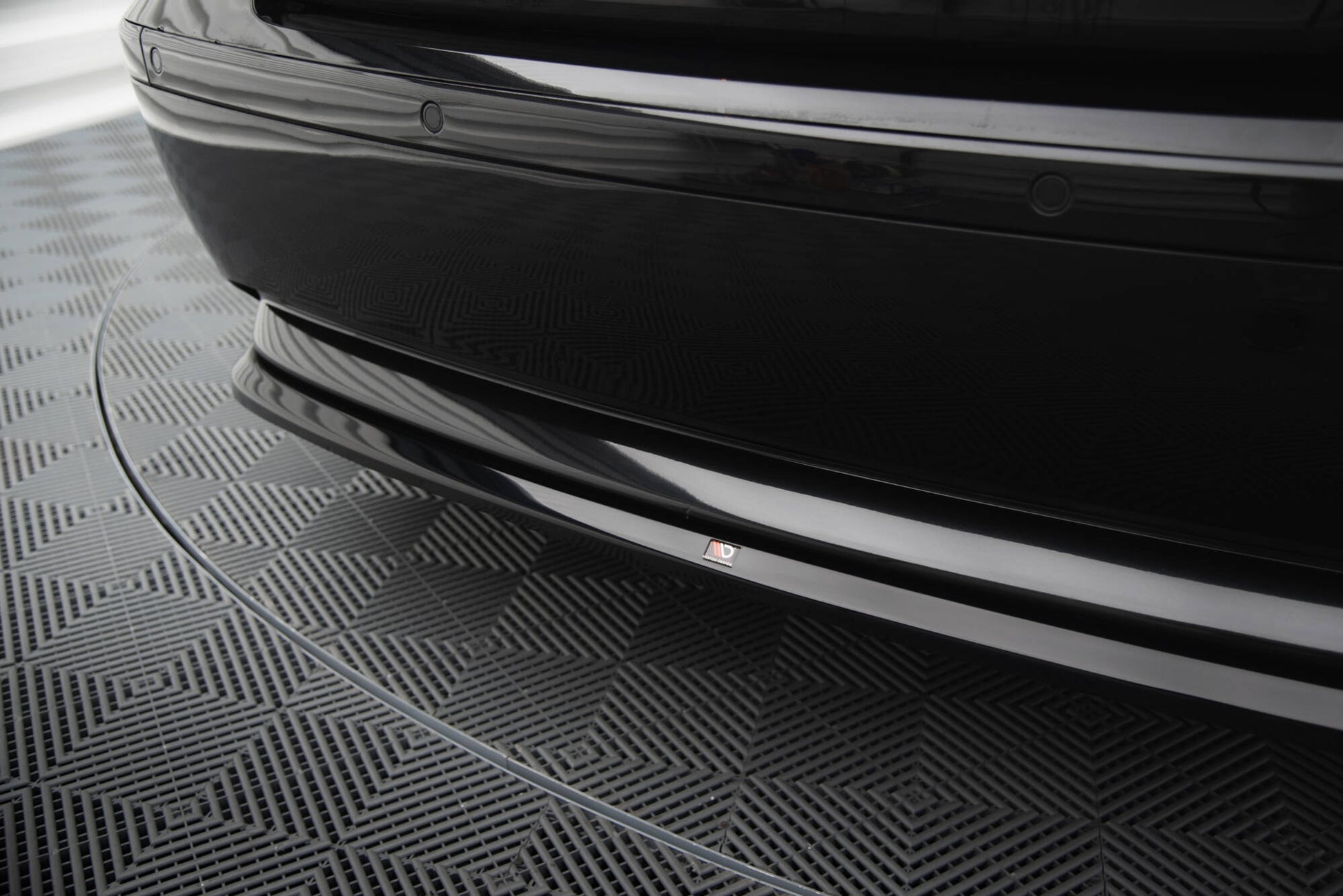 Maxton Zentrale Hinten Splitte BMW 7 E65 schwarz Hochglanz