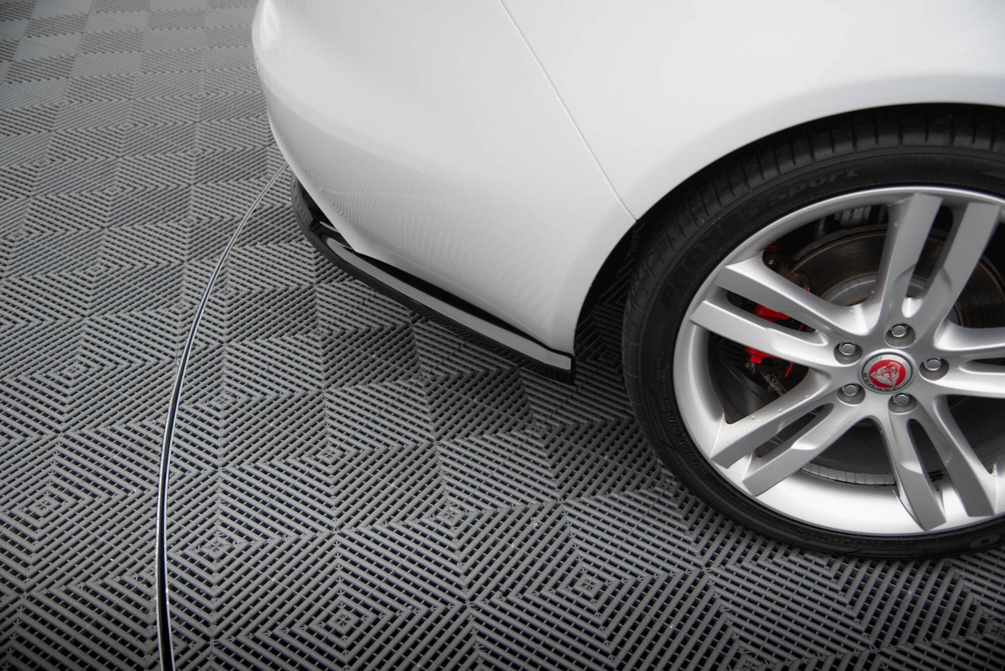 Maxton Heck Ansatz Flaps Diffusor für Jaguar XE R-Sport X760 schwarz Hochglanz
