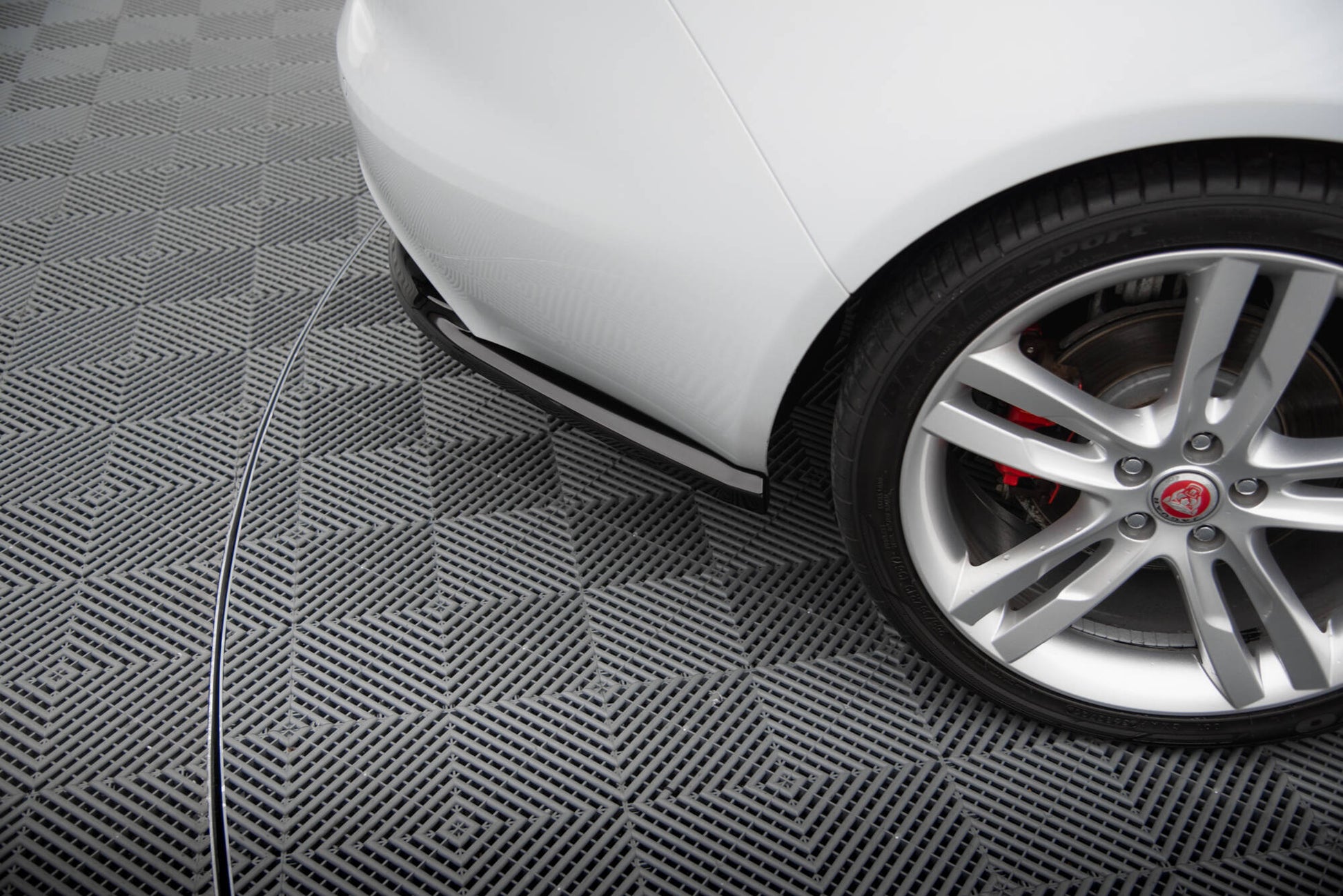 Maxton Heck Ansatz Flaps Diffusor für Jaguar XE R-Sport X760 schwarz Hochglanz