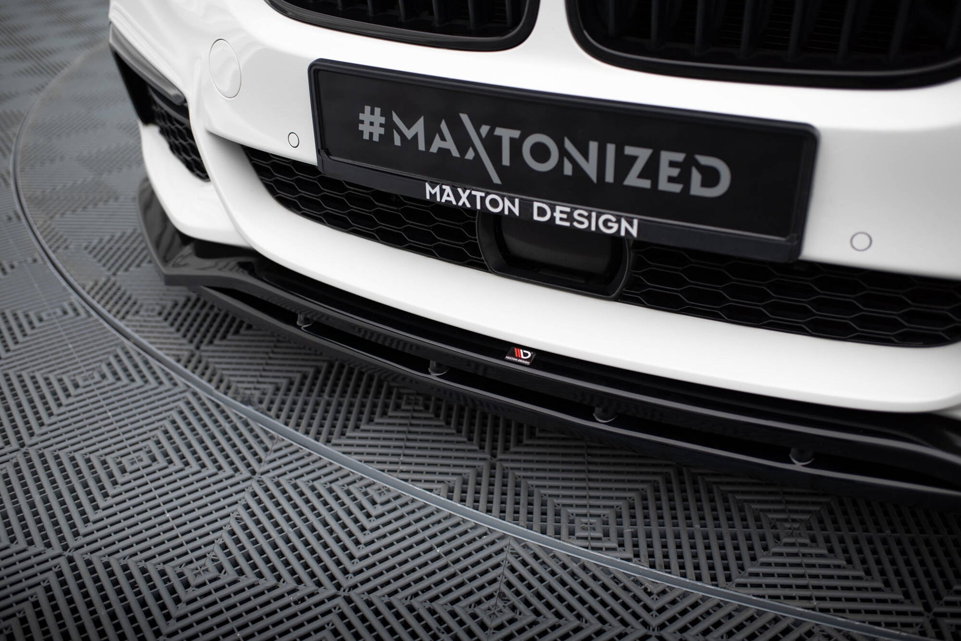 Maxton Front Ansatz V.3 für BMW 5er M-Paket G30 / G31 schwarz Hochglanz