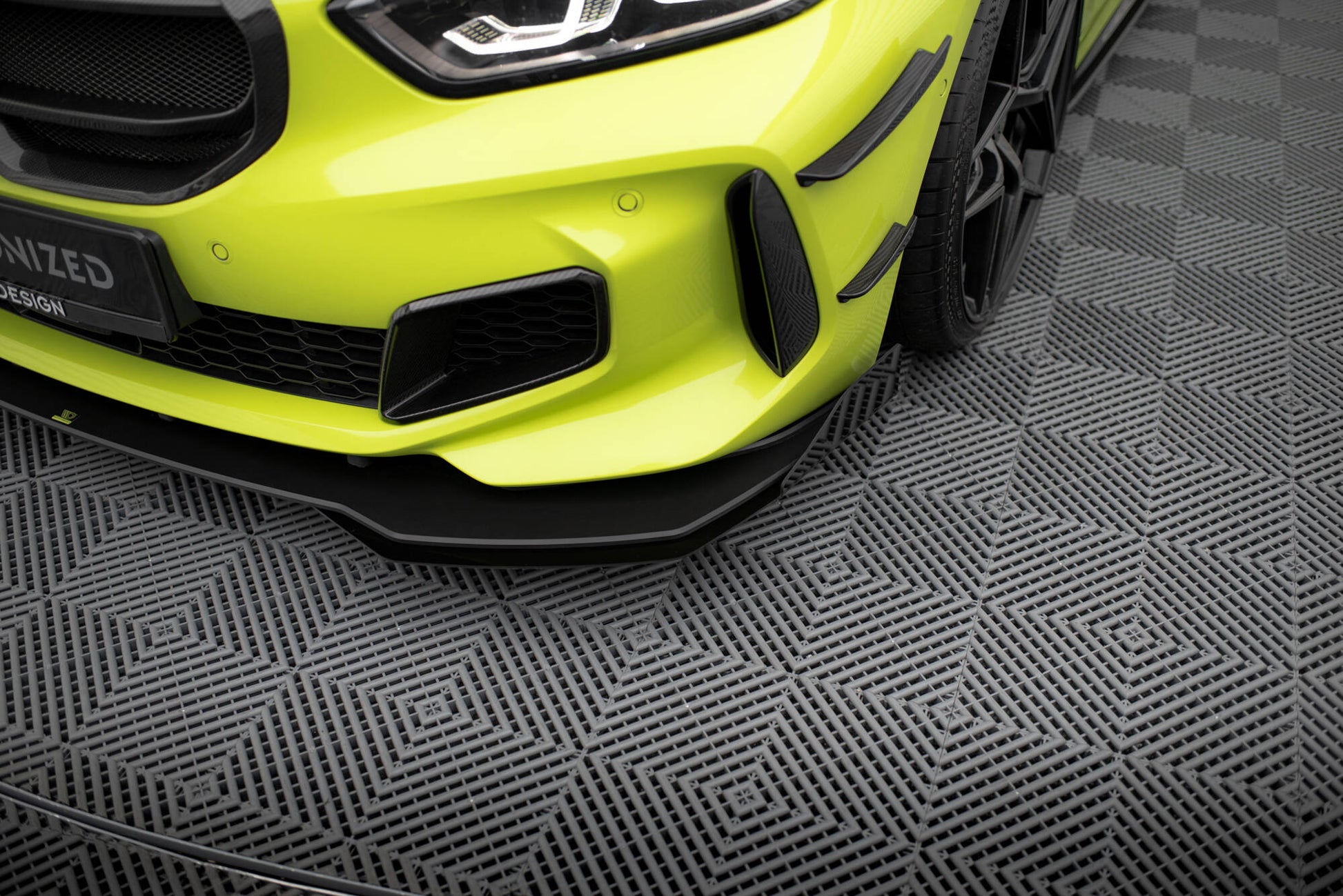 Maxton Street Pro Front Ansatz für +Flaps für + Flaps BMW 1er F40 M-Paket / M135i schwarz Hochglanz