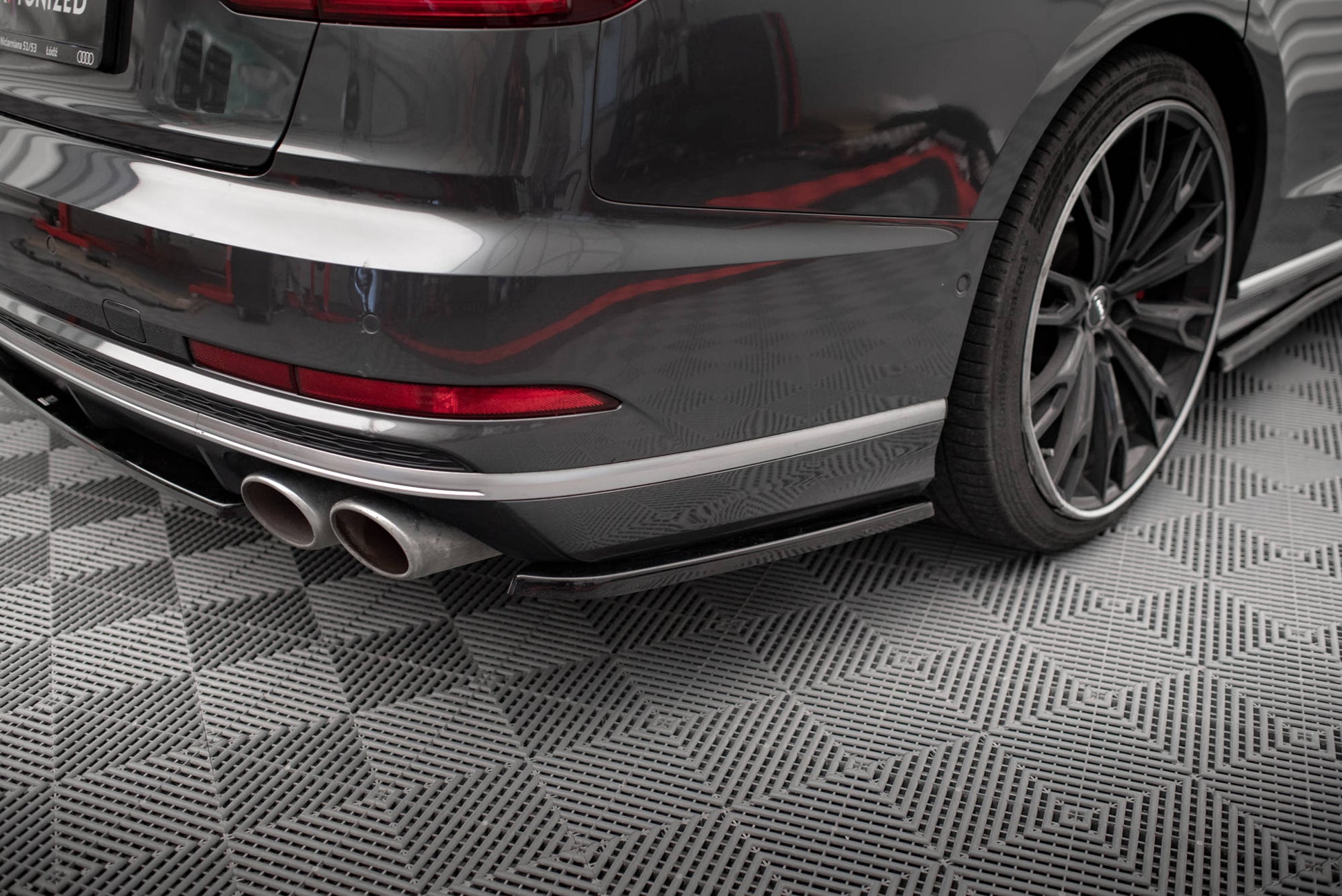 Maxton Heck Ansatz Flaps Diffusor für Audi S8 D5 schwarz Hochglanz