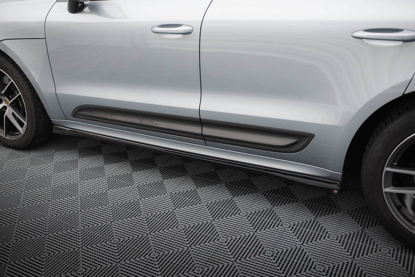 Maxton Seitenschweller Ansatz für Porsche Macan T / GTS Mk1 Facelift 2   schwarz Hochglanz