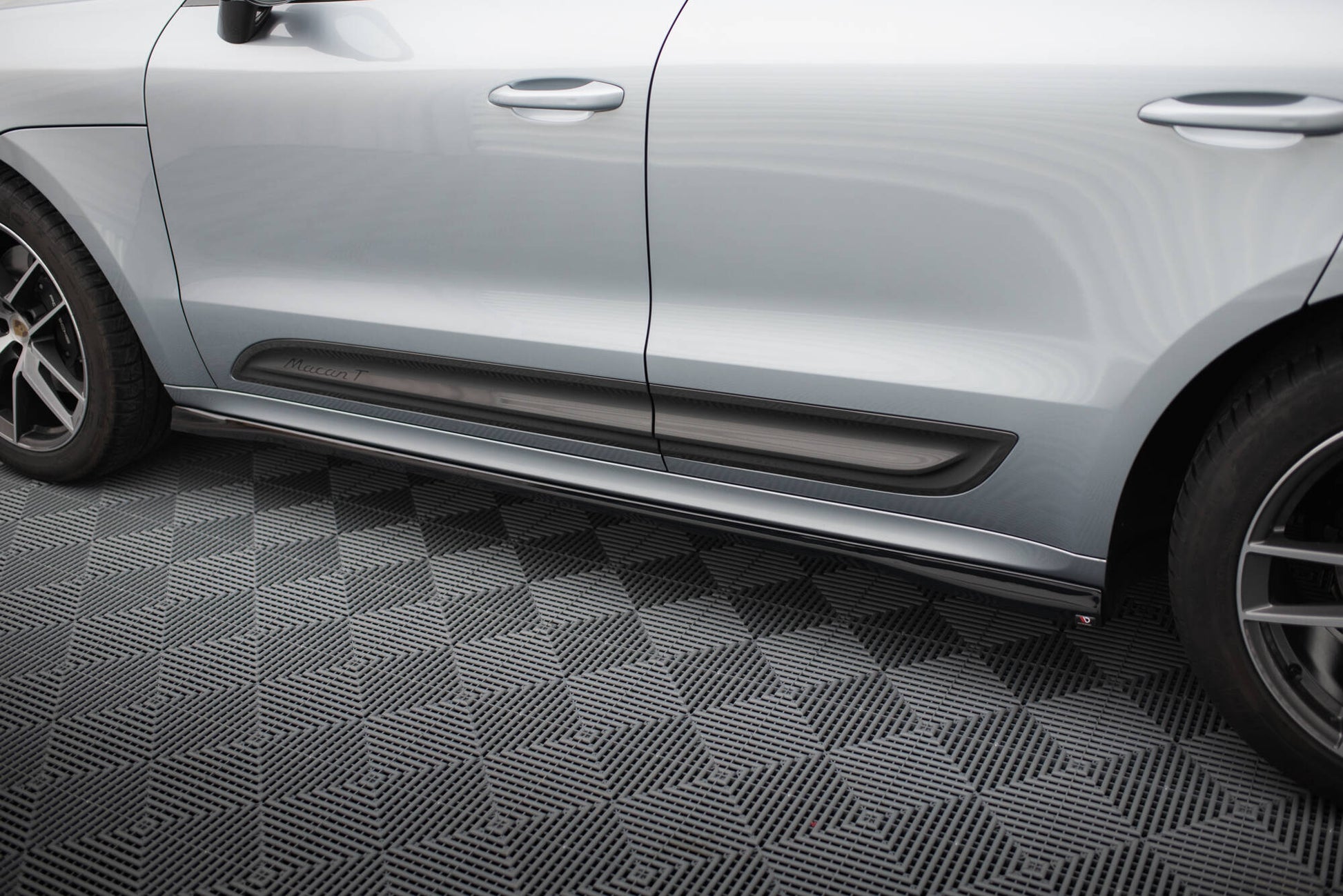 Maxton Seitenschweller Ansatz für Porsche Macan T / GTS Mk1 Facelift 2   schwarz Hochglanz