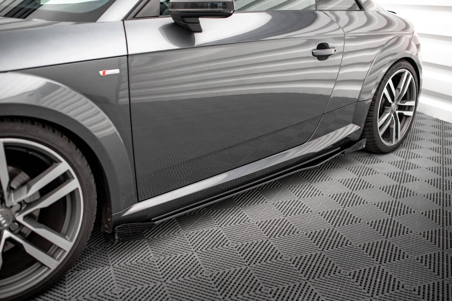 Maxton Street Pro Seitenschweller Ansatz für + Flaps Audi TT S / S-Line 8S schwarz Hochglanz