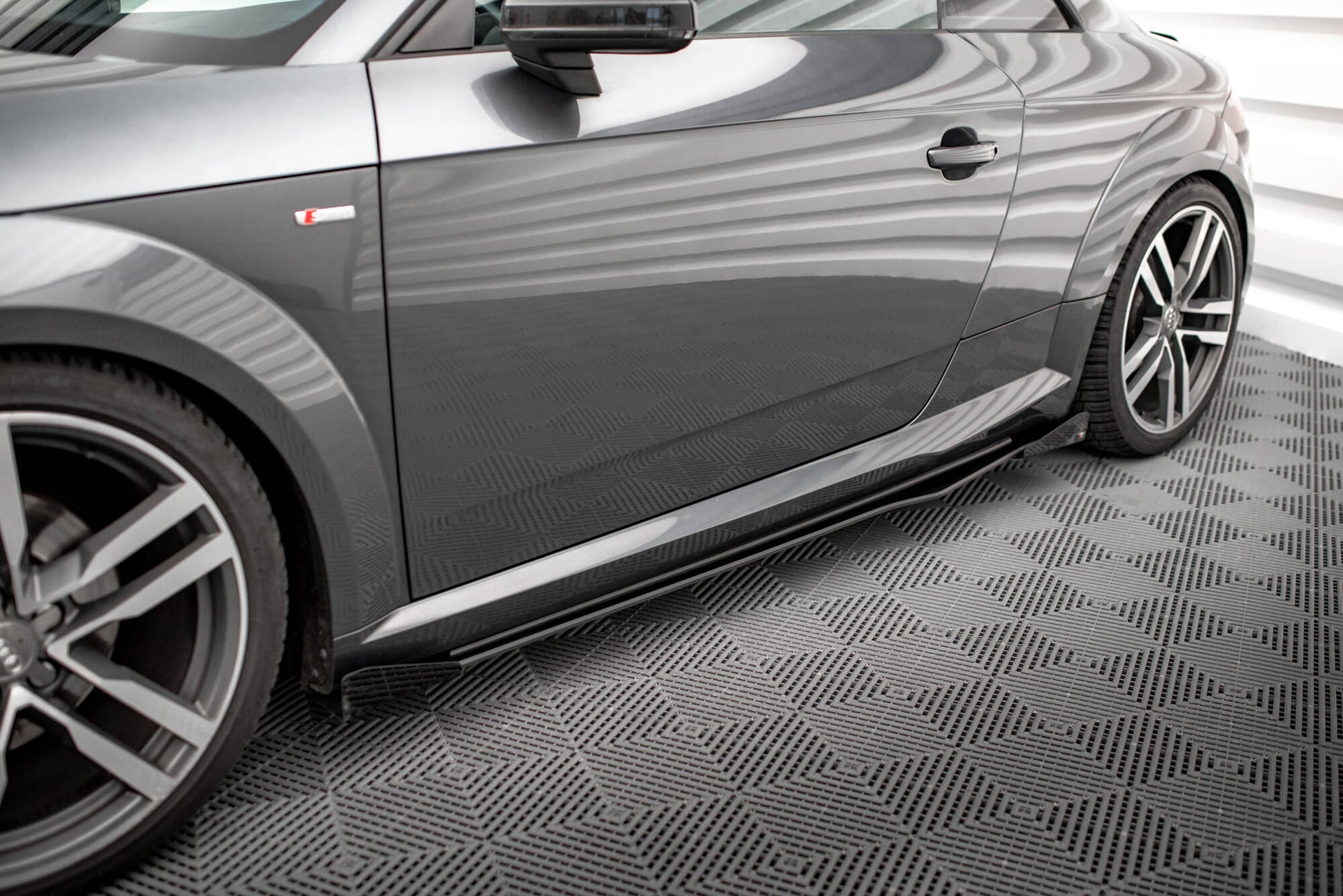 Maxton Street Pro Seitenschweller Ansatz für + Flaps Audi TT S / S-Line 8S schwarz Hochglanz