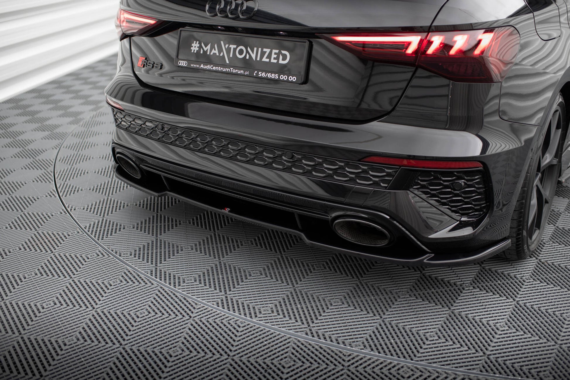 Maxton Zentrale Hinten Splitte Audi RS3 Sportback 8Y schwarz Hochglanz