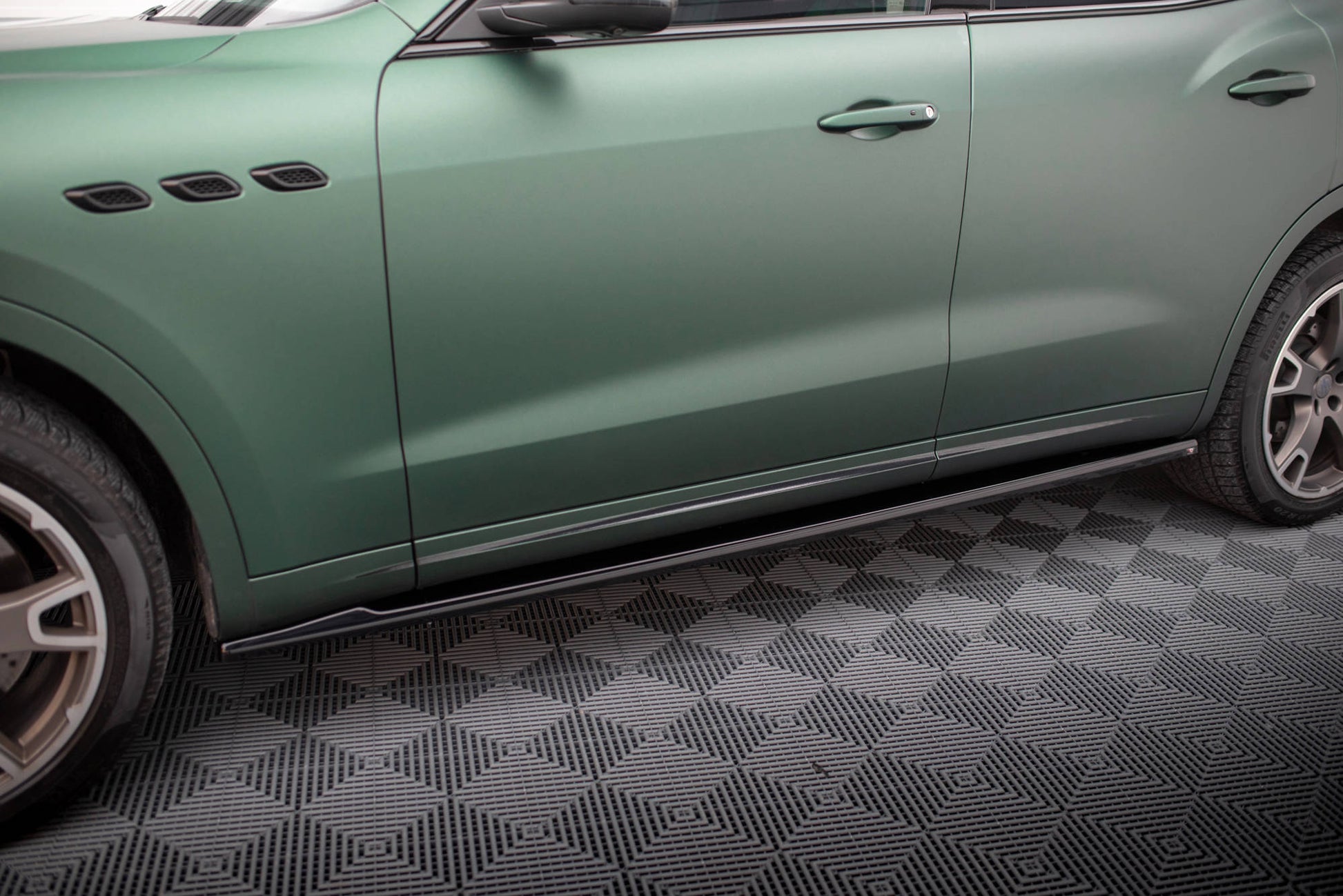 Maxton Seitenschweller Ansatz für Maserati Levante Mk1  schwarz Hochglanz