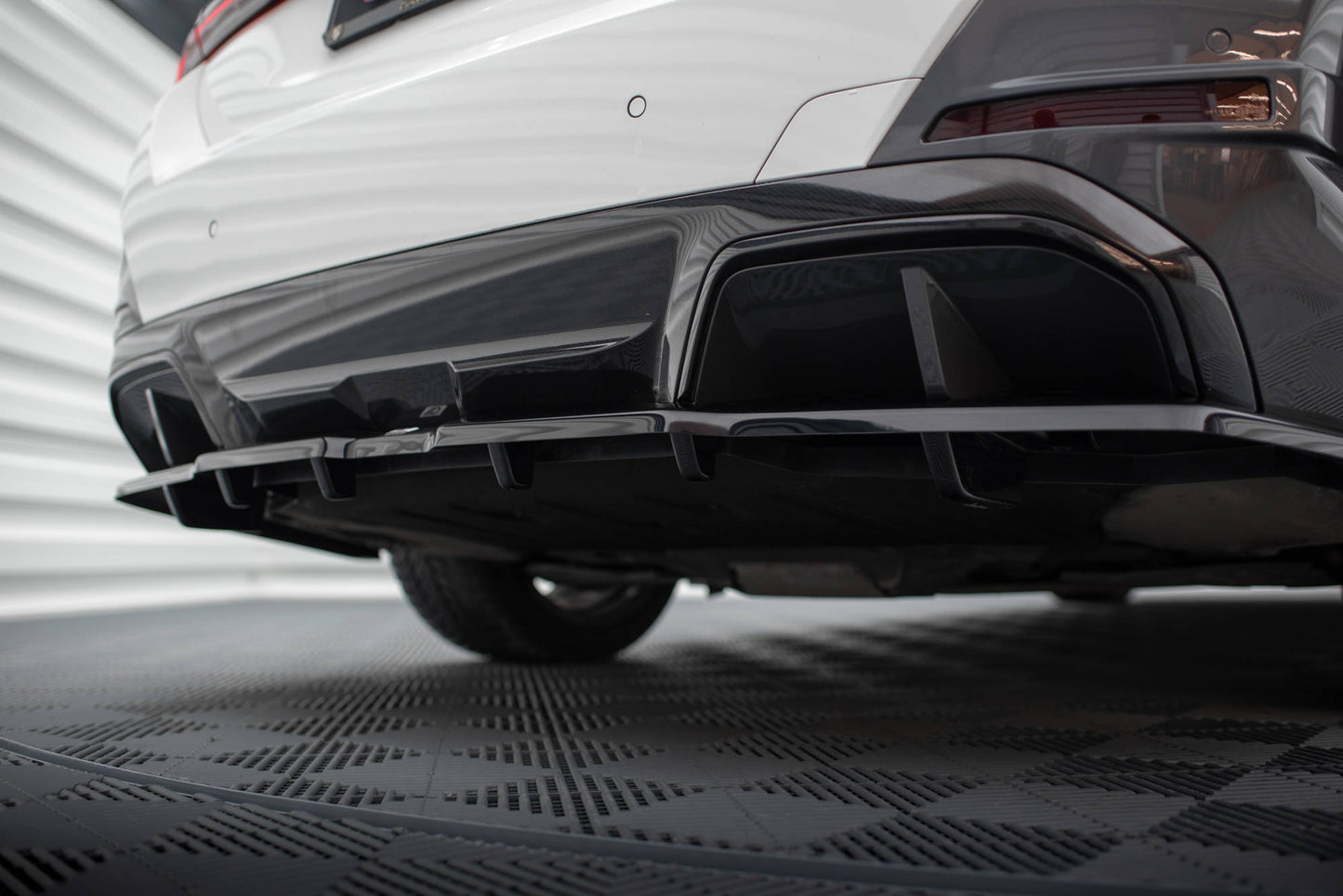 Maxton Mittlerer Diffusor Heck Ansatz DTM Look für V.1 BMW i4 M-Paket G26 schwarz Hochglanz